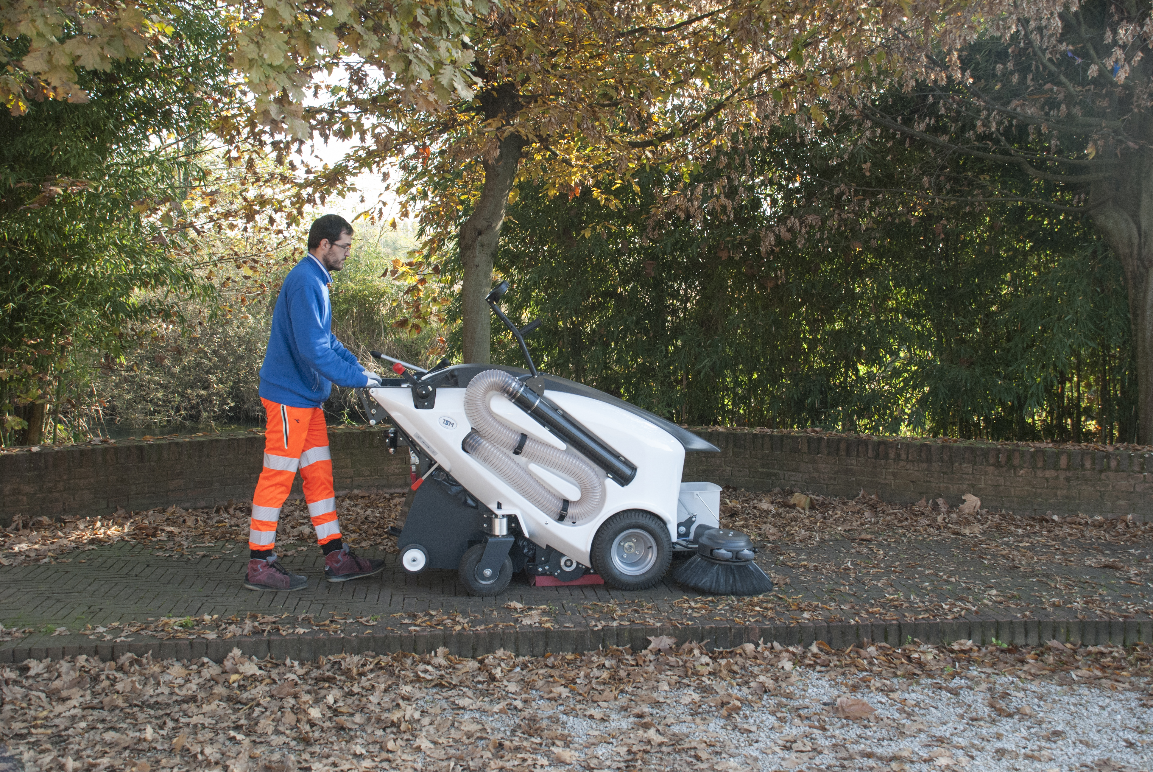 Este timpul să ducem curățenia urbană în secolul 21,  cu echipamente electrice de ultimă generație