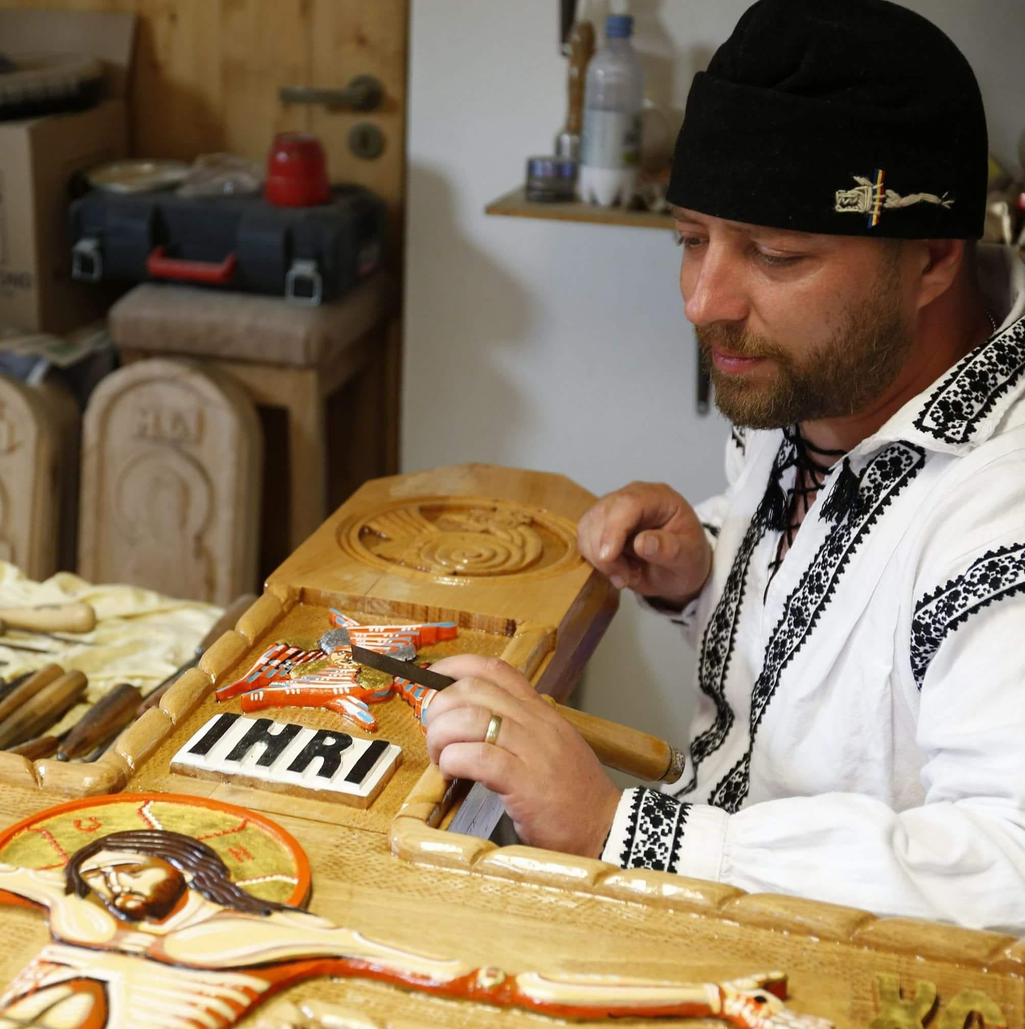 O viață cu sens închinată artei creștine - Cosmin Pol, sculptor și pictor bisericesc