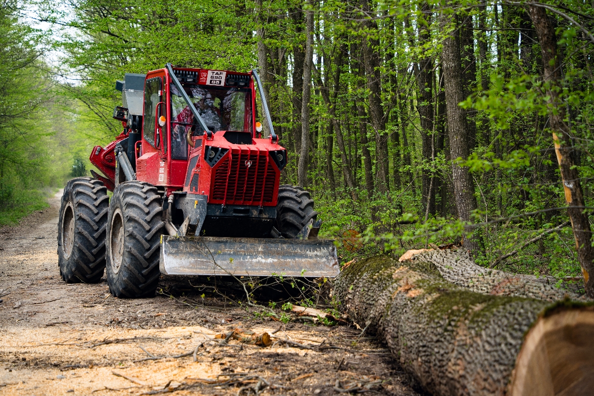 Eficiență în toate anotimpurile: Tractoarele IRUM, soluții multifuncționale pentru infrastructura locală și agricultură