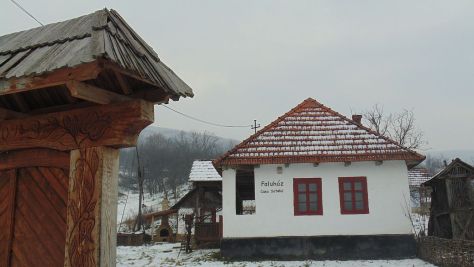 16-Geaca-Lacu-Casa-Satului.jpg