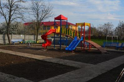 S-a amenajat un spațiu de joacă pentru copii în spatele blocului.