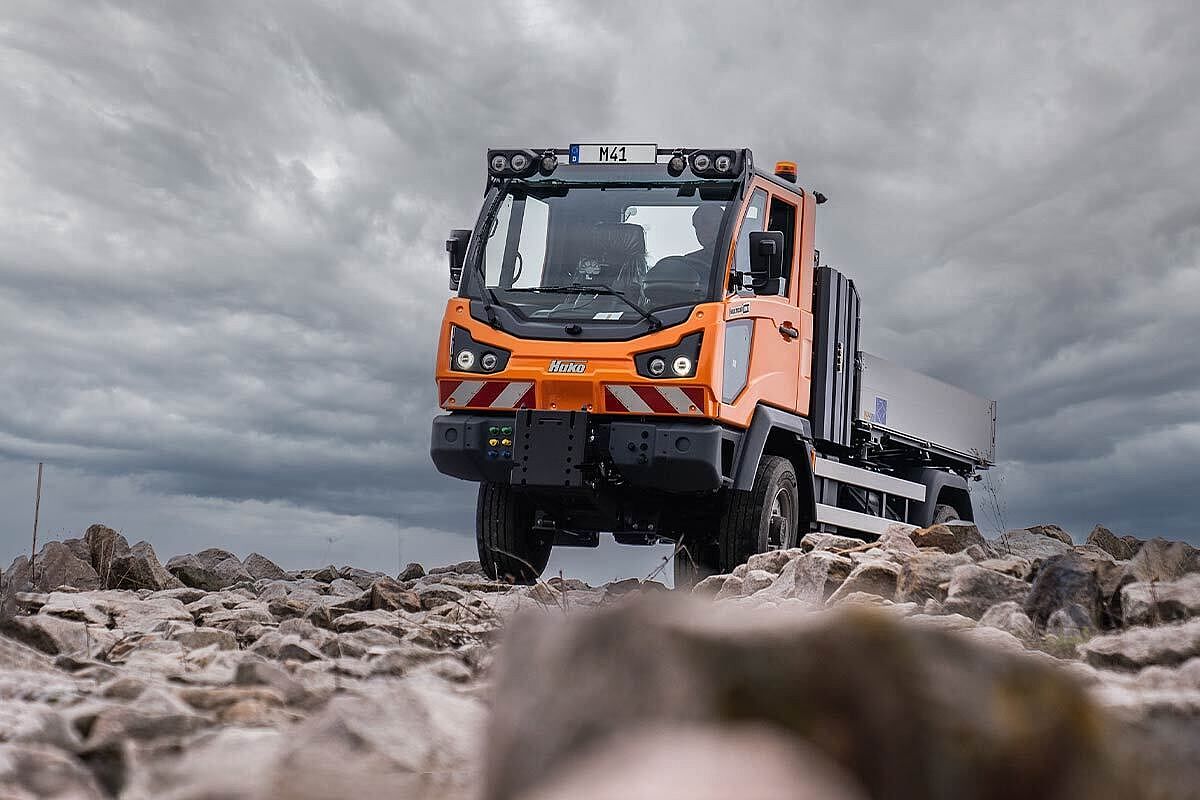 csm_240626-HAKO_Multicar_M41_Multifunktional_Steinig_Dark-Sky_1200x800_7086de1bf5.jpg