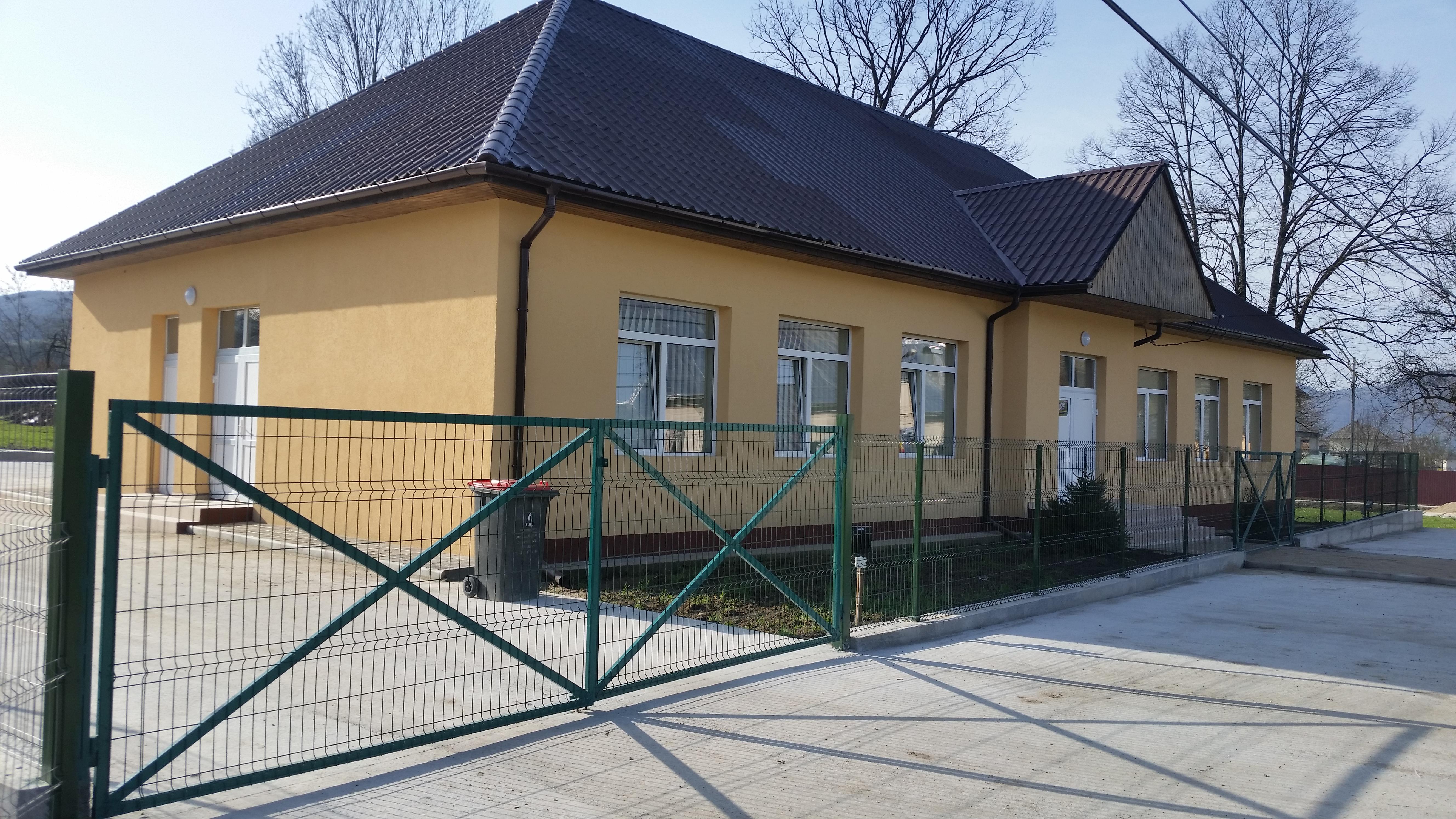 REABILITARE, MODERNIZARE ȘI UTILARE ȘCOALA I-IV FÎNAȚE, proiect început în anul 2008 în valoare de 1.104.174 lei , rămas de executat în valoare de 526.997 lei, valoarea achitată în anul 2015 este de 471 840 lei.