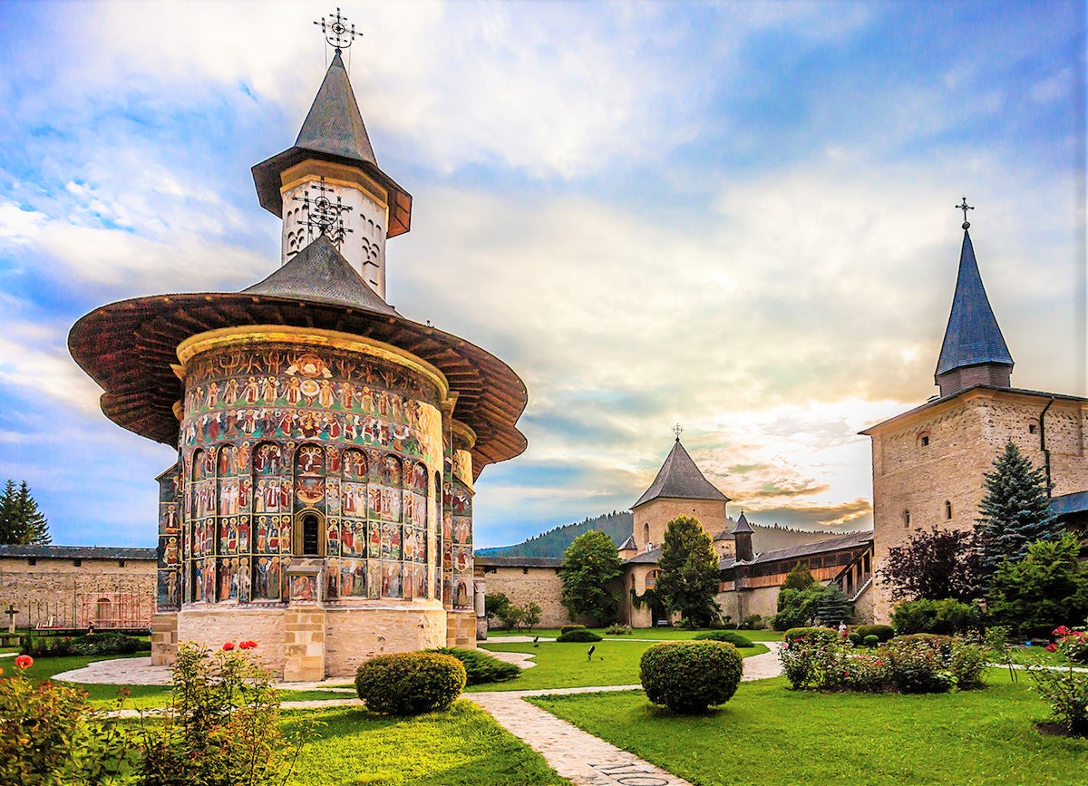 Biserica_si_curtea_manastirii_Sucevita.jpg