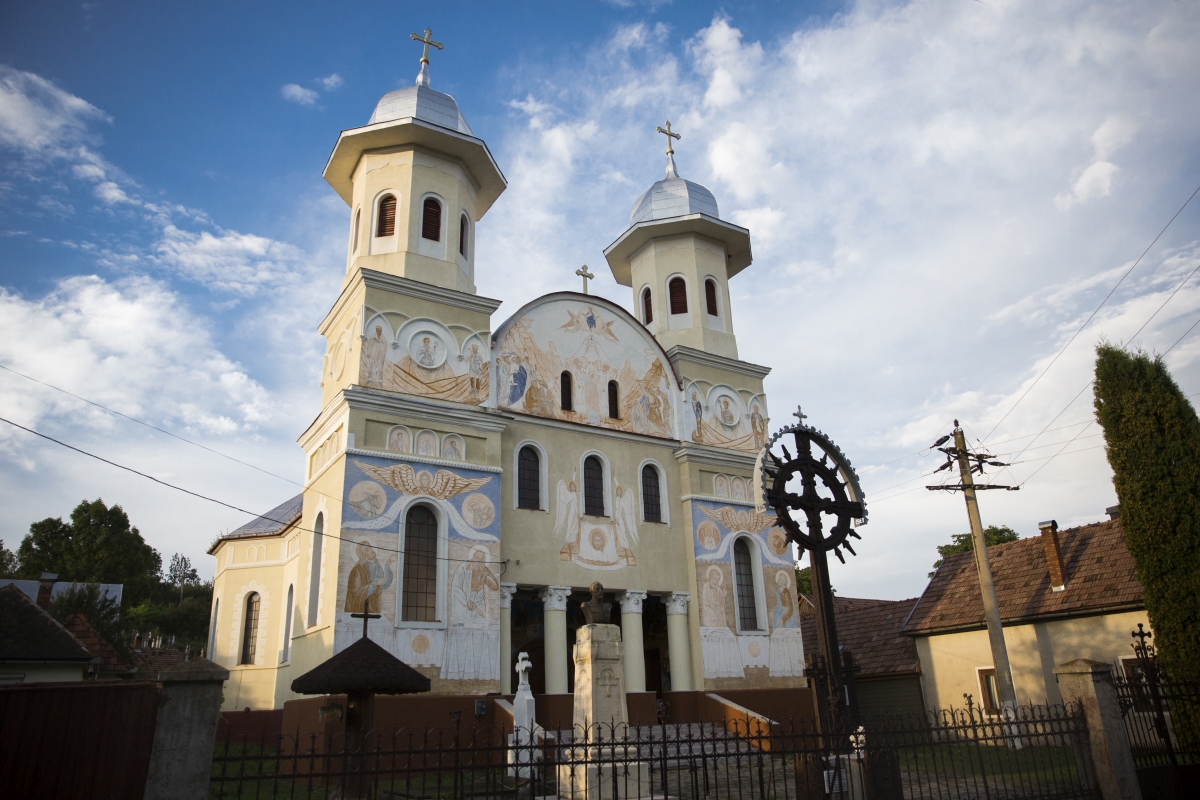 BisericaortodoxadinlocalitateaMănăstireni.jpg