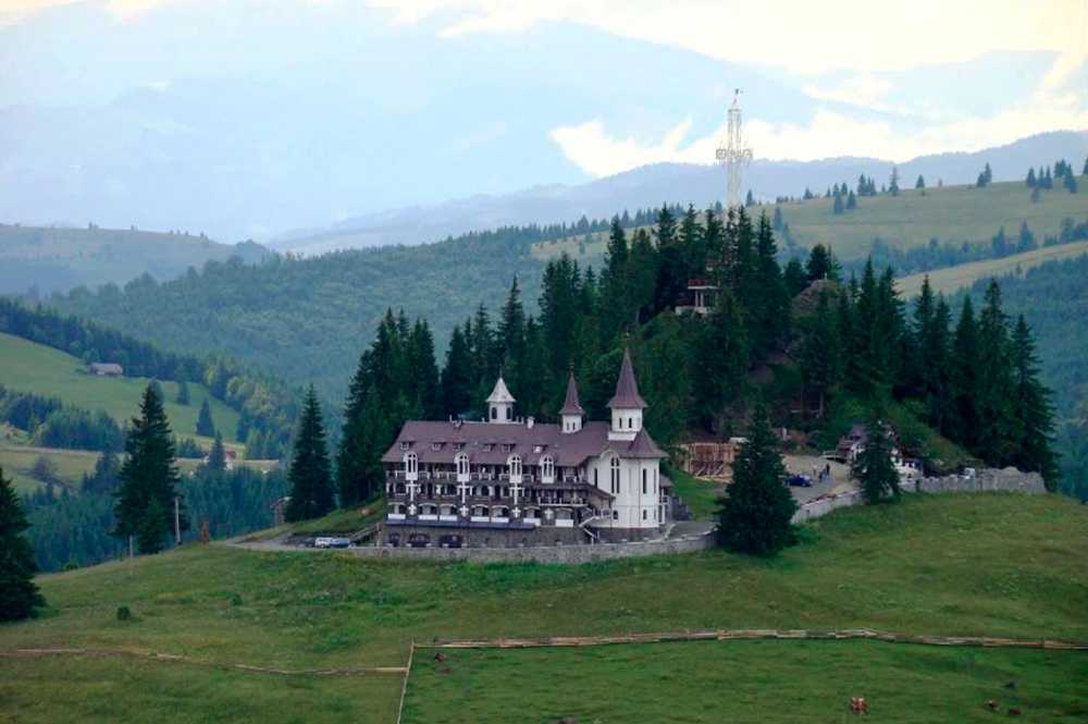 Manastirea-Piatra-Fantanele.jpg