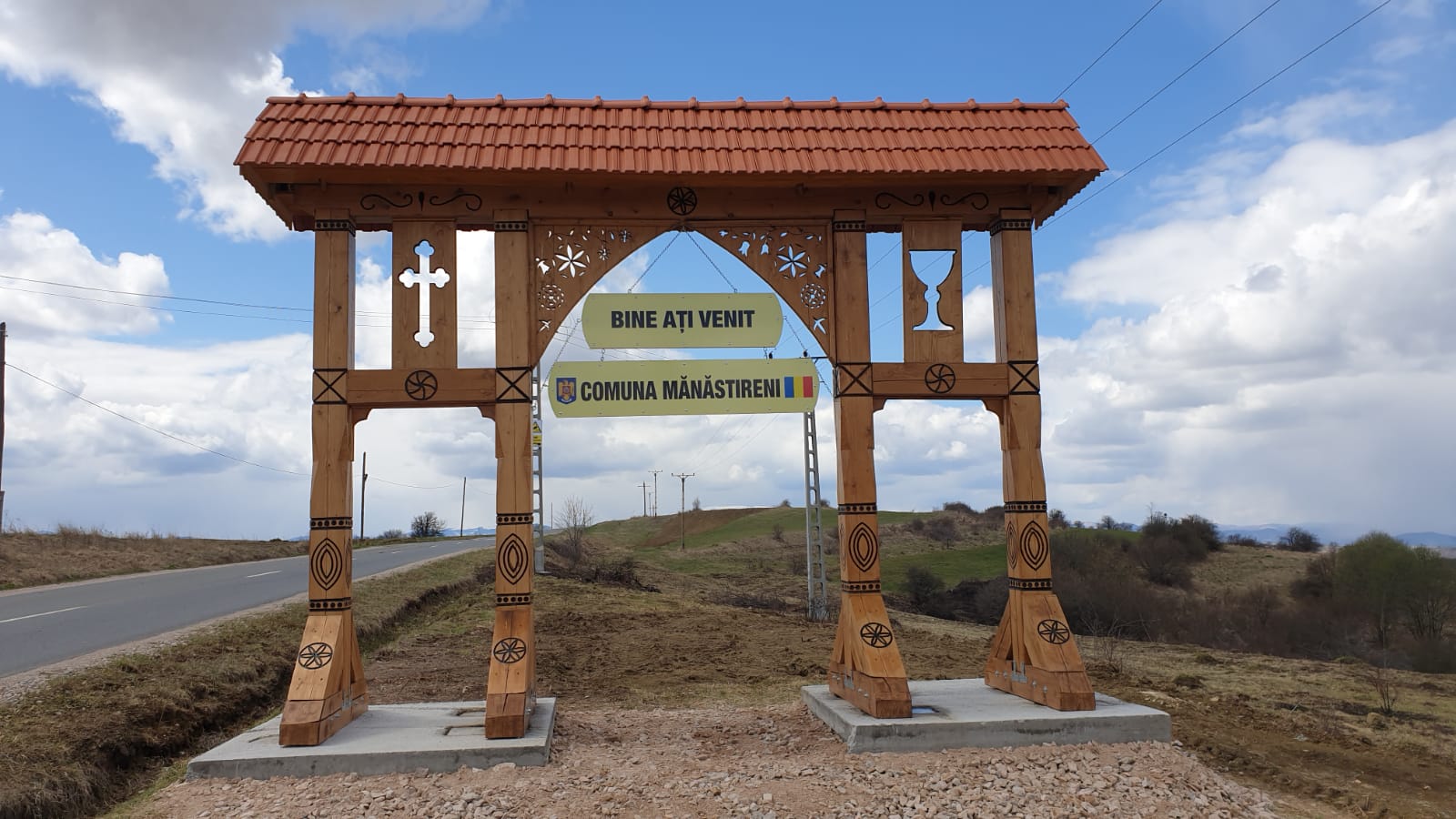 PortallaintrareaîncomunaMănăstireni.jpg