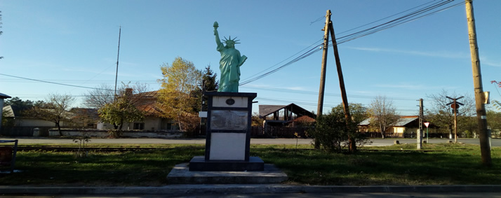 StatuiaLibertatii-replica-situatainScaeni.jpg