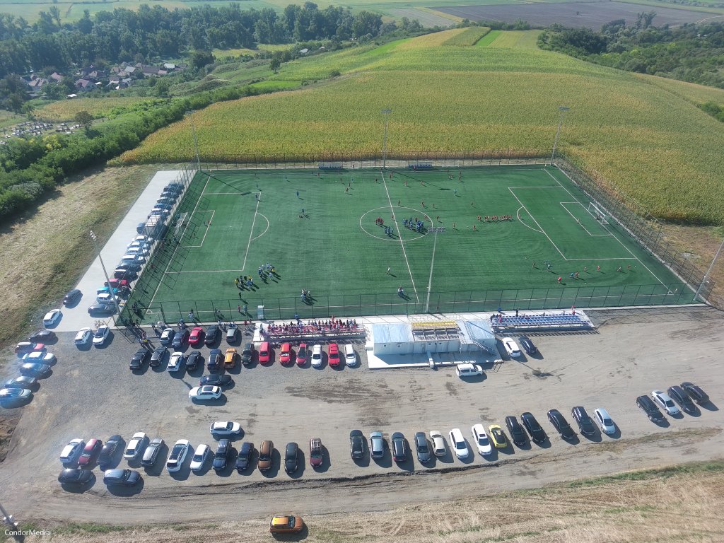 TerenFotbalOrașUngheni.jpg