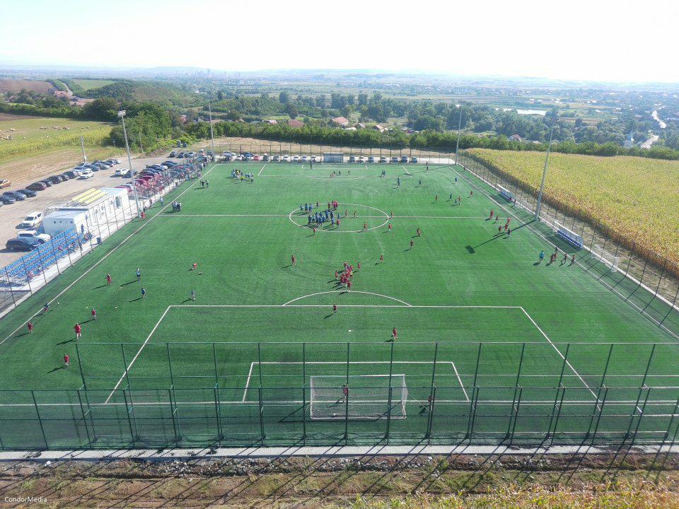 TerenFotbalOrașUngheni3.jpg