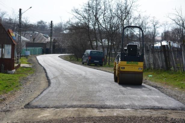 Modernizare a drumurilor de interes local, prin care se vor asfalta aproximativ 5 km de drumuri comunale.
