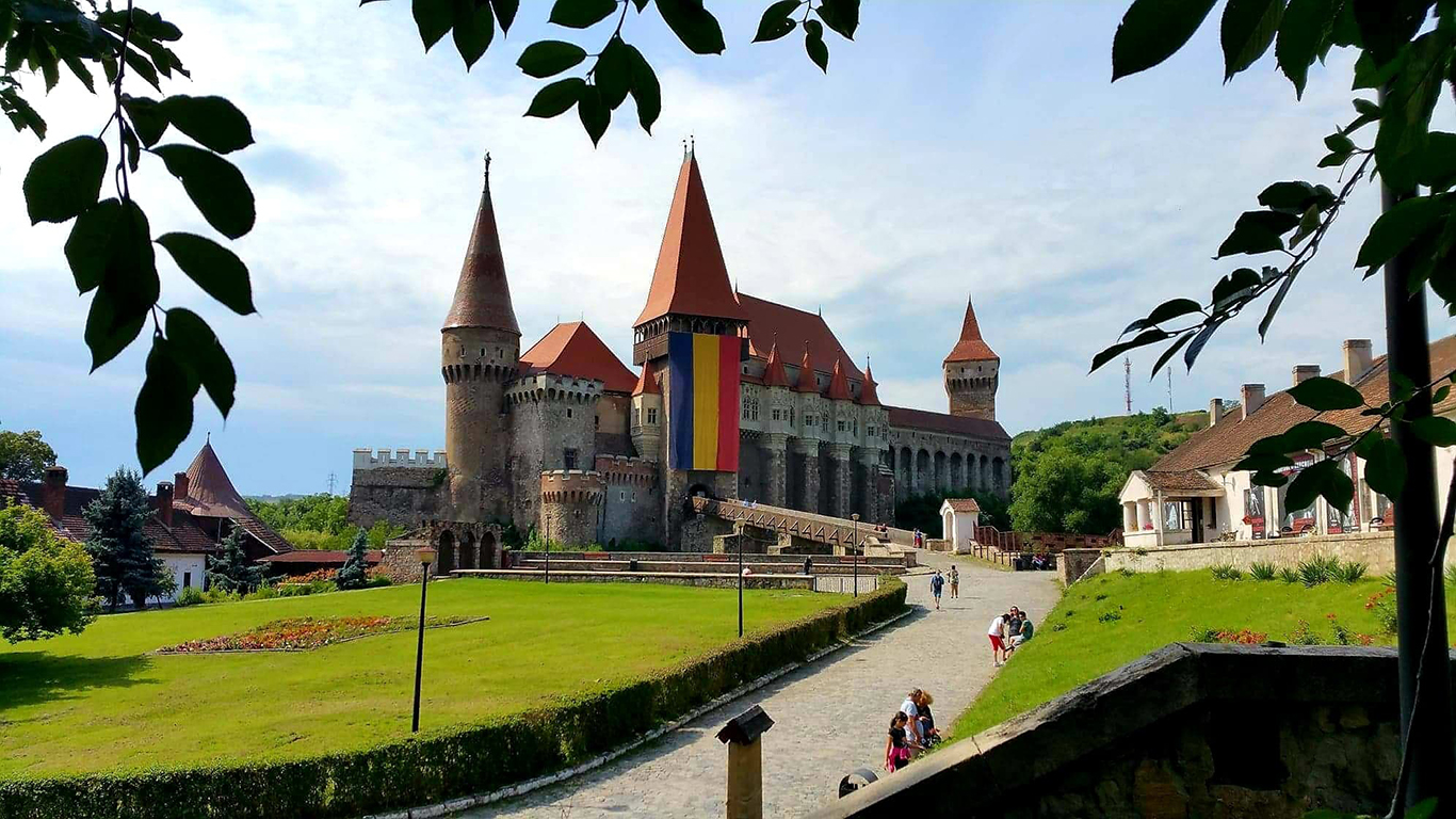 castelulcorvinilordeziuadrapelului2018-hunedoara.jpg