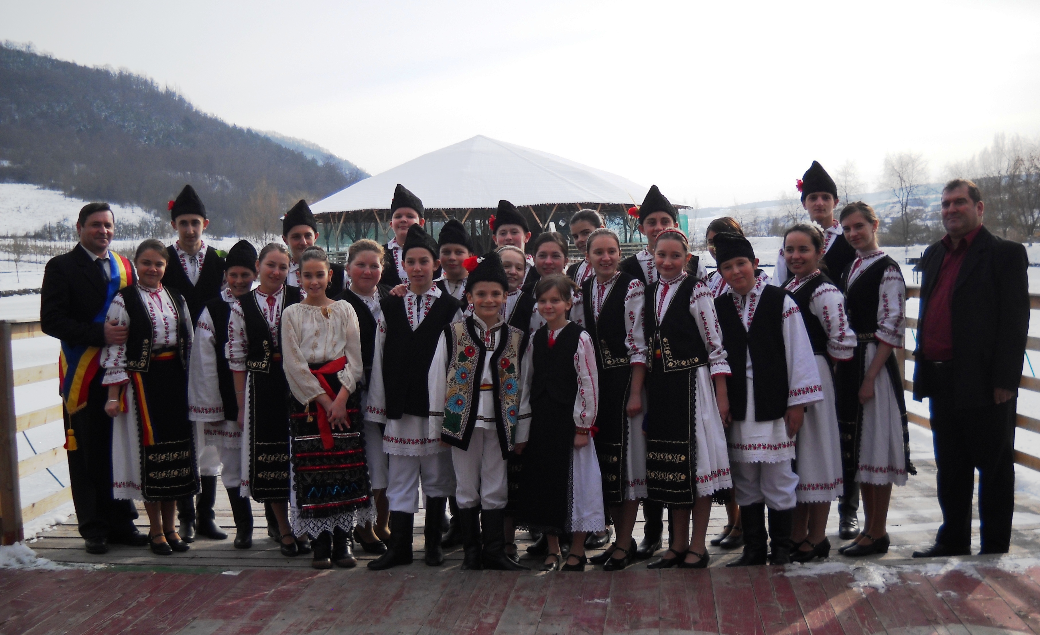      ANSAMBLUL  FOLCLORIC ,,CUNUNIŢA ”       ŢAGA     INSTRUCTOR  COREGRAFIC :  ADI  ALEXANDRU SI      PROFESOR  MÎRZA ELENA     PRIMAR :  MÎRZA  ROMULUS