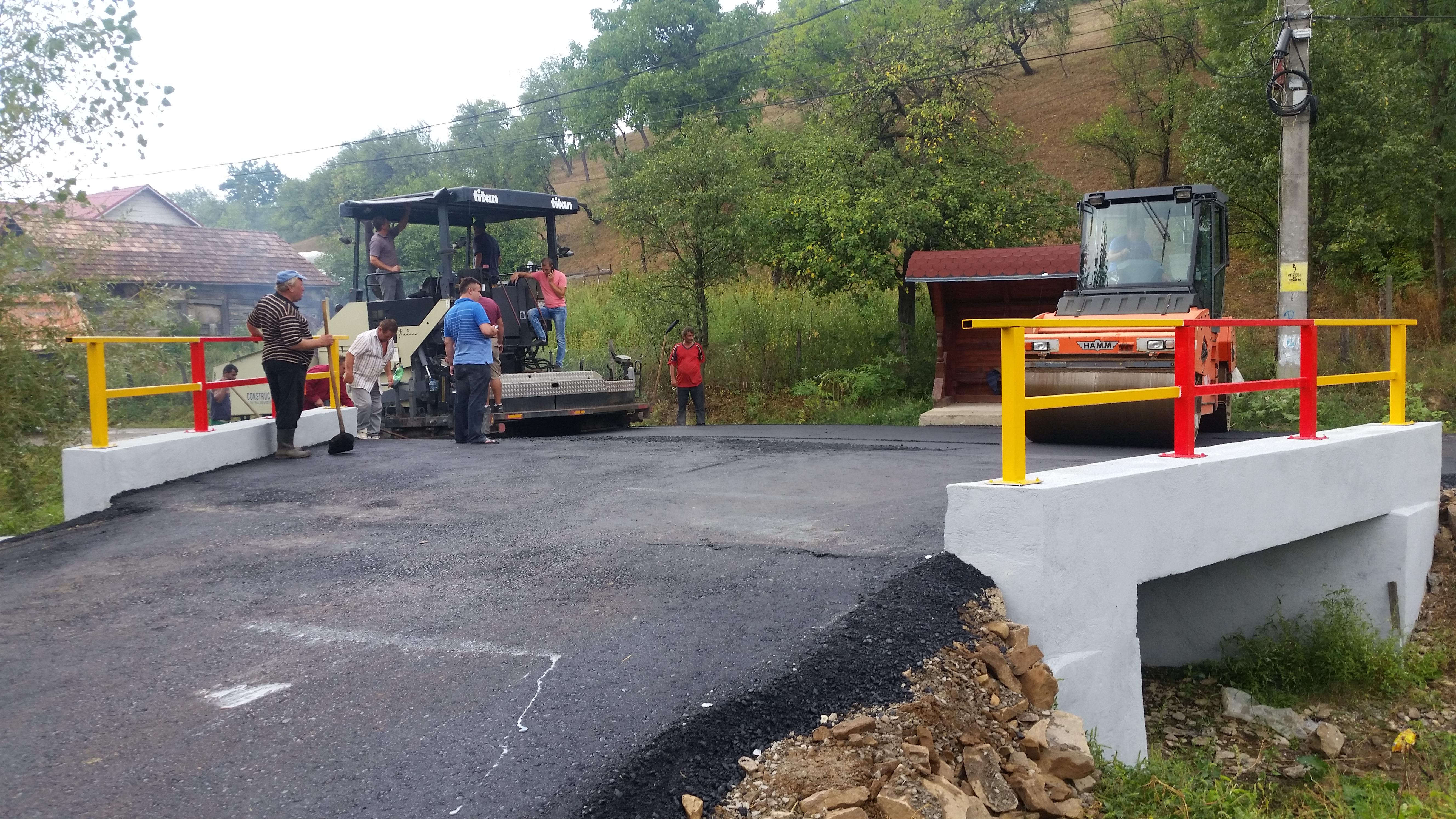 Reparații capitale la podul din localitatea Brebeni.