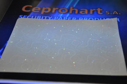 Hârtia cu pigmenți – hârtia prezintă doturi sau pigmenți colorați, de diverse dimensiuni, vizibili pe suprafața hârtiei sau vizibili doar sub lumina ultravioletă ori infraroșu.