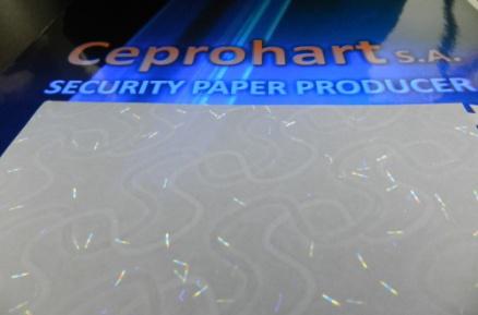 Hârtia cu fibre – hârtia prezintă fibre colorate unele vizibile pe suprafața hârtiei, altele vizibile doar sub radiații ultraviolete sau infraroșu utilizând instrumente speciale de detecție.  