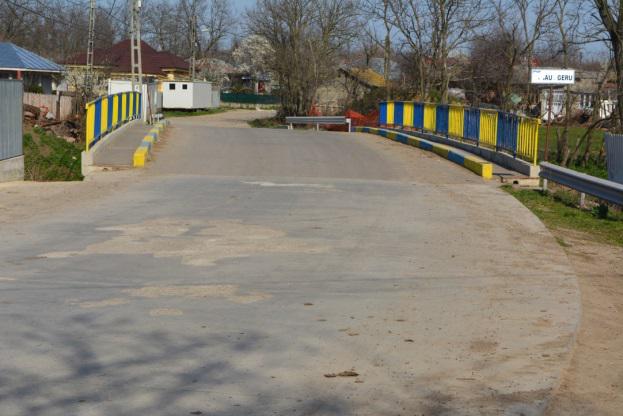 În anul 2014 a fost construit peste pârâul Geru un pod din beton armat în zona Ariton.