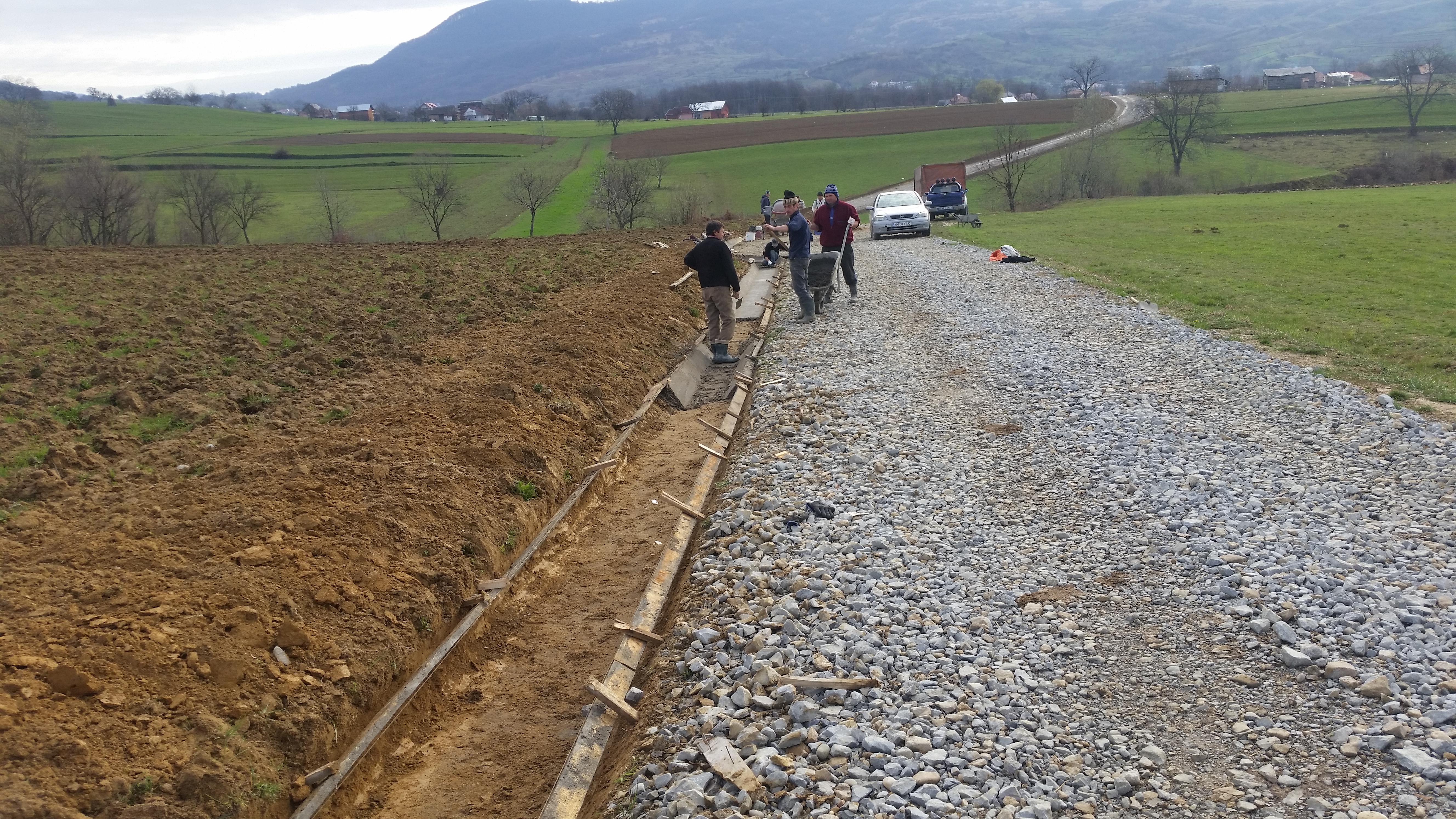 MODERNIZARE DRUM COMUNAL DC 33 ÎN COMUNA CERNEȘTI - proiect în valoare de 1 379 950 RON, lucrarea este demarată, valoarea achitată pentru construcție în anul 2015 este de 84 846 RON;