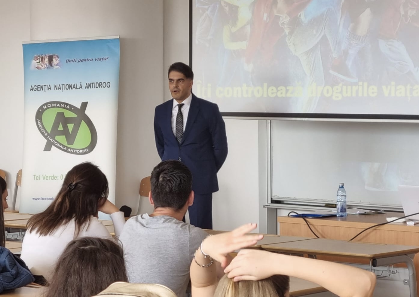 SERIA SESIUNILOR DE INFORMARE ÎN DOMENIUL DROGURILOR A CONTINUAT PENTRU STUDENȚII DIN PITEȘTI