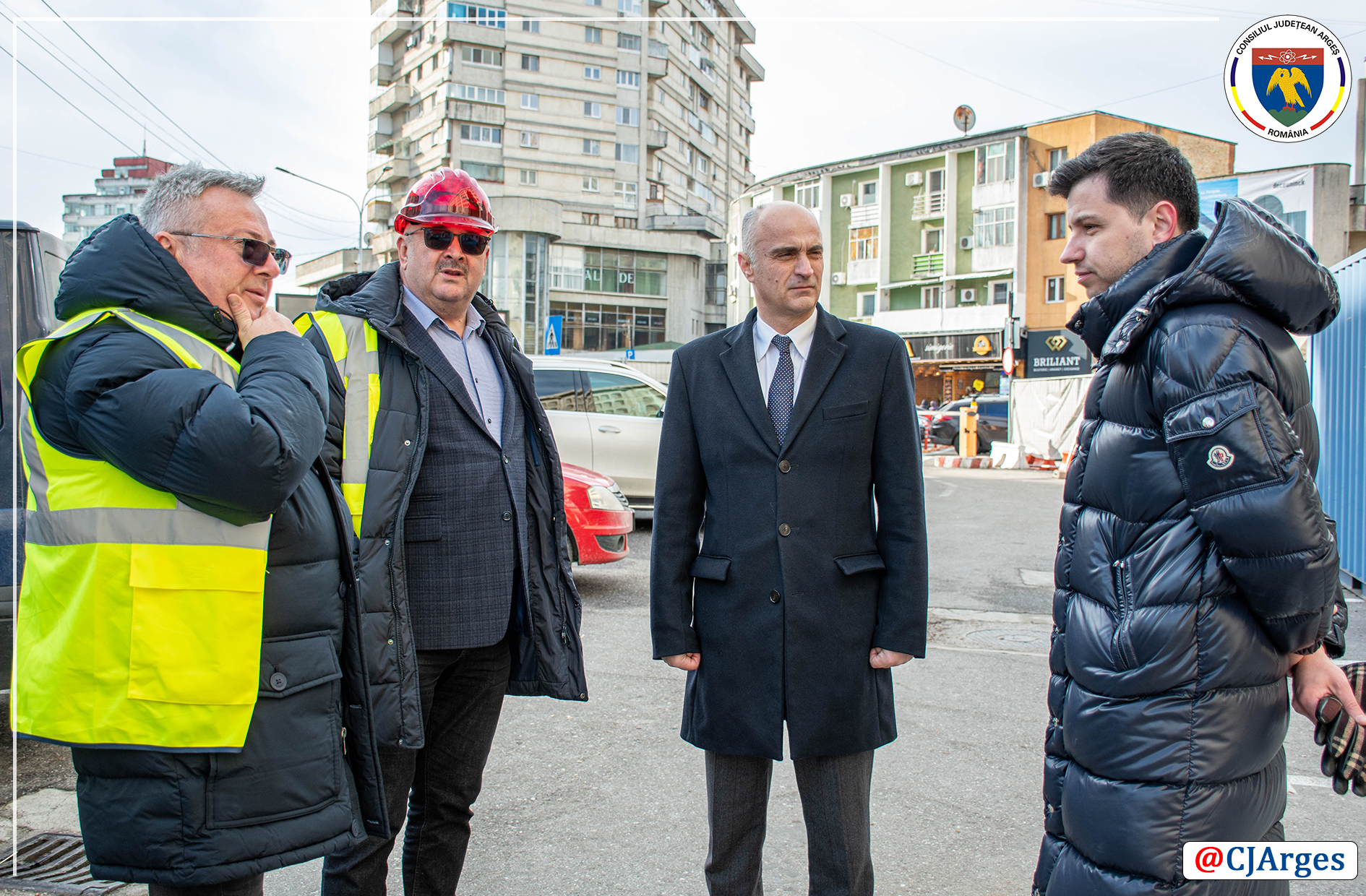 Presedintele CJ Argeș Ion Mînzînă l-a invitat pe prefectul Radu Perianu pe șantierul de la Palatul Administrativ