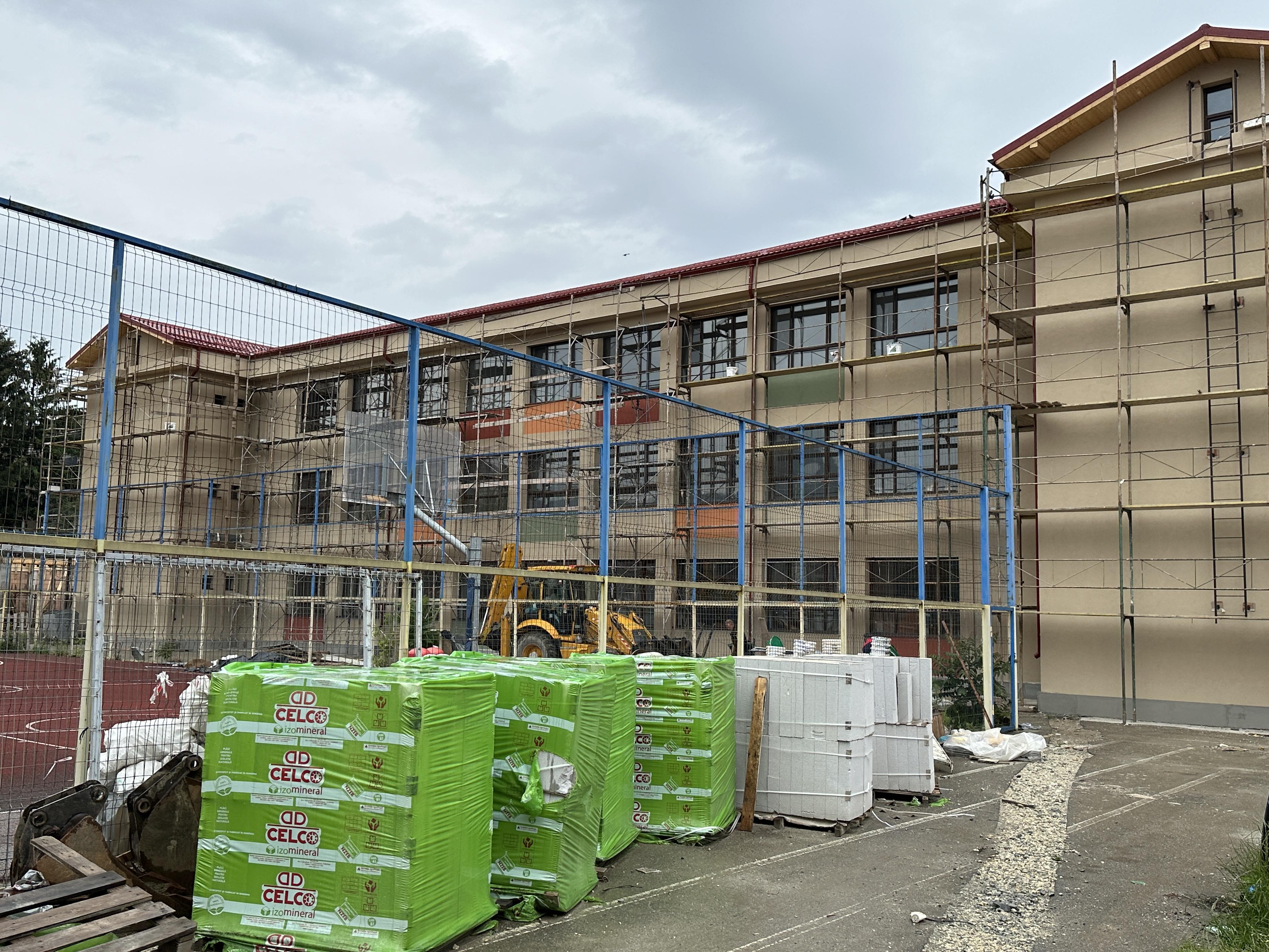 Lucrările de reabilitare și modernizare a Școlii Gimnaziale ,,Andrei Șaguna” Deva avansează!