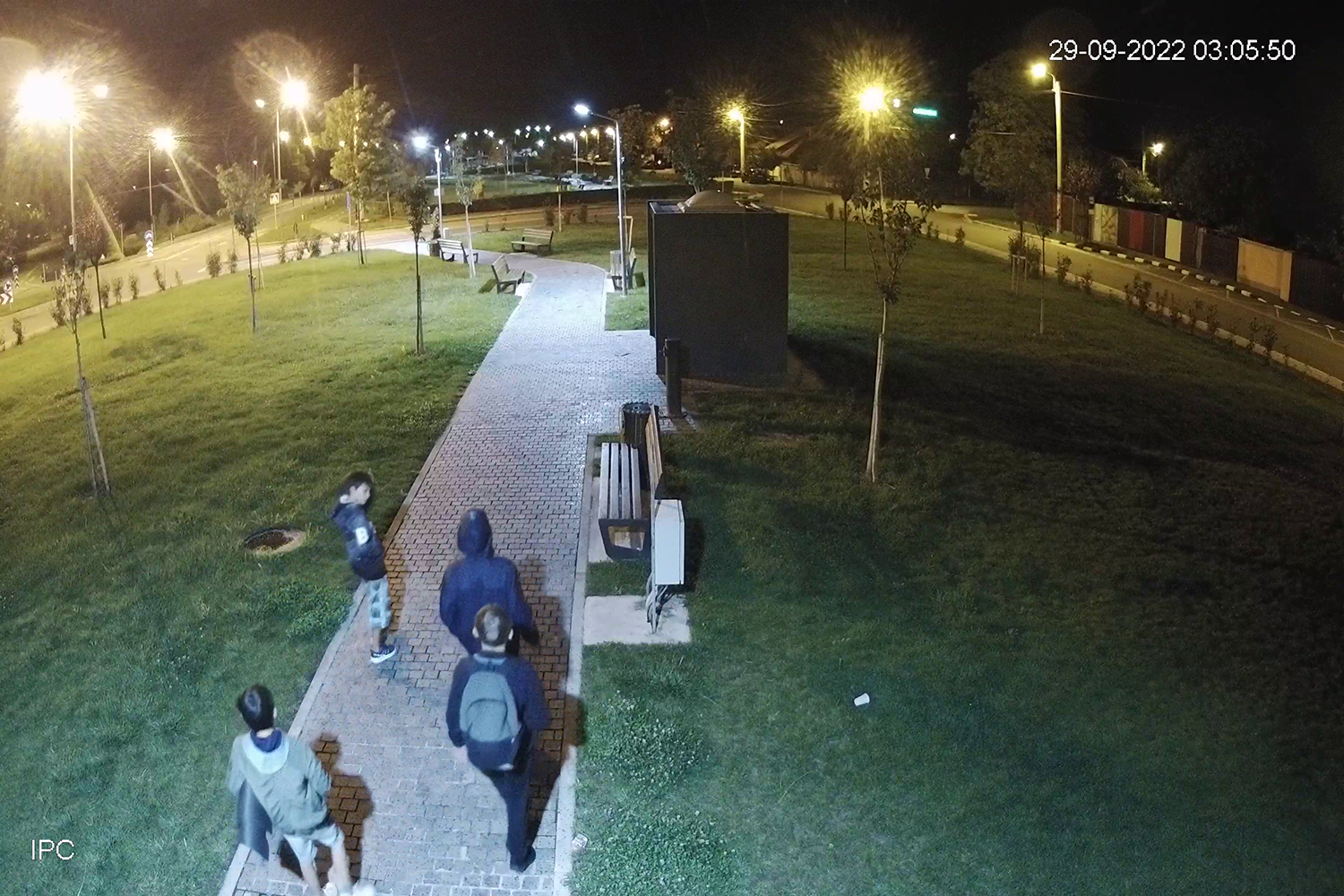 Autorii vandalizării toaletelor din zona Barcăului au fost surprinși de imaginile camerelor de supraveghere