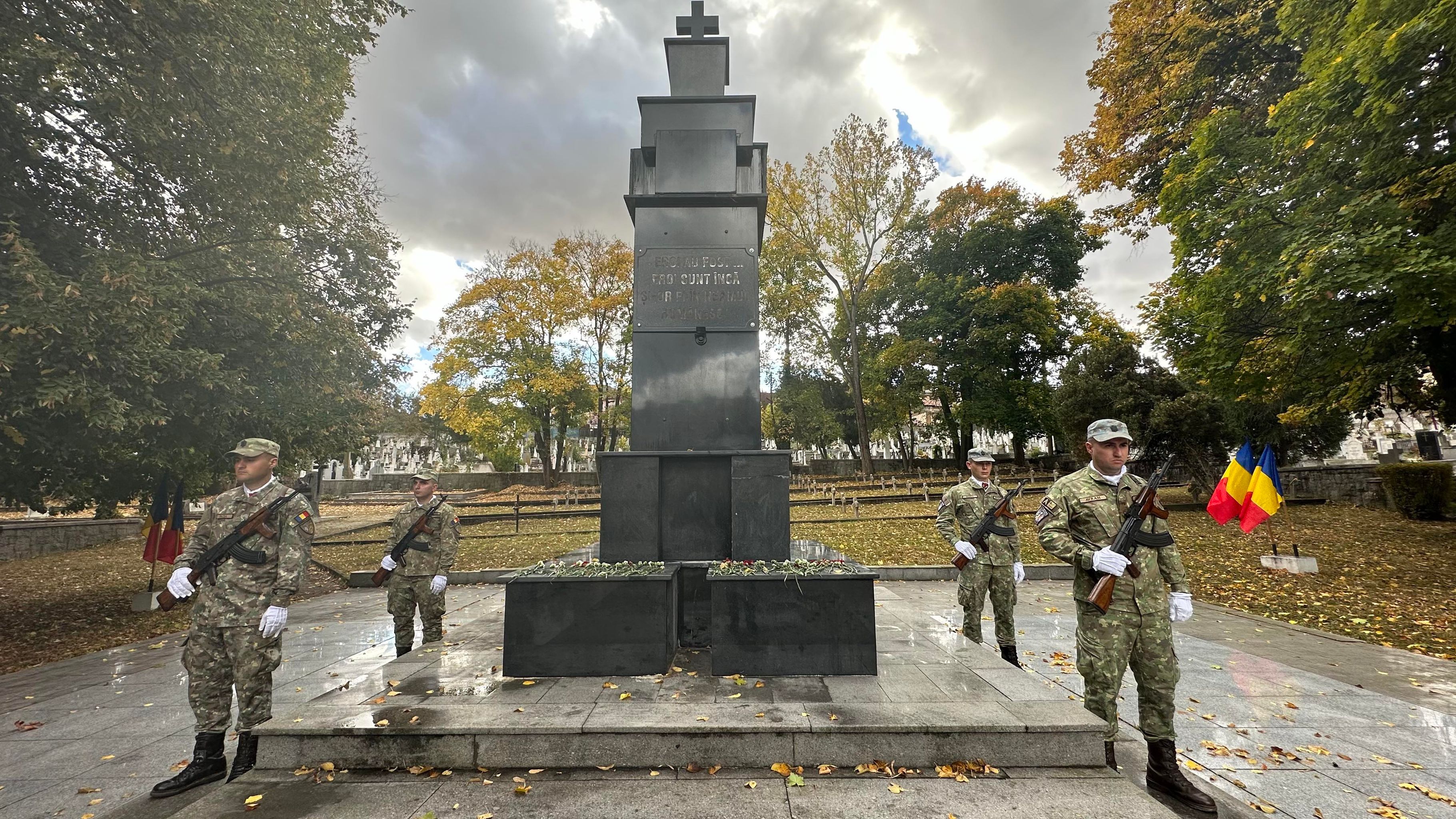 Ceremonie solemnă dedicată Zilei Armatei României, desfășurată la Cimitirul Eroilor din Deva