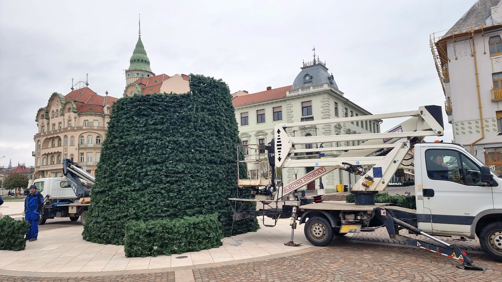 A început montarea bradului de Crăciun în Piața Unirii