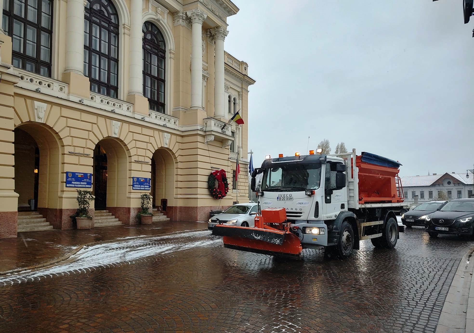 Prima zăpadă: utilajele de deszăpezire au ieșit în teren