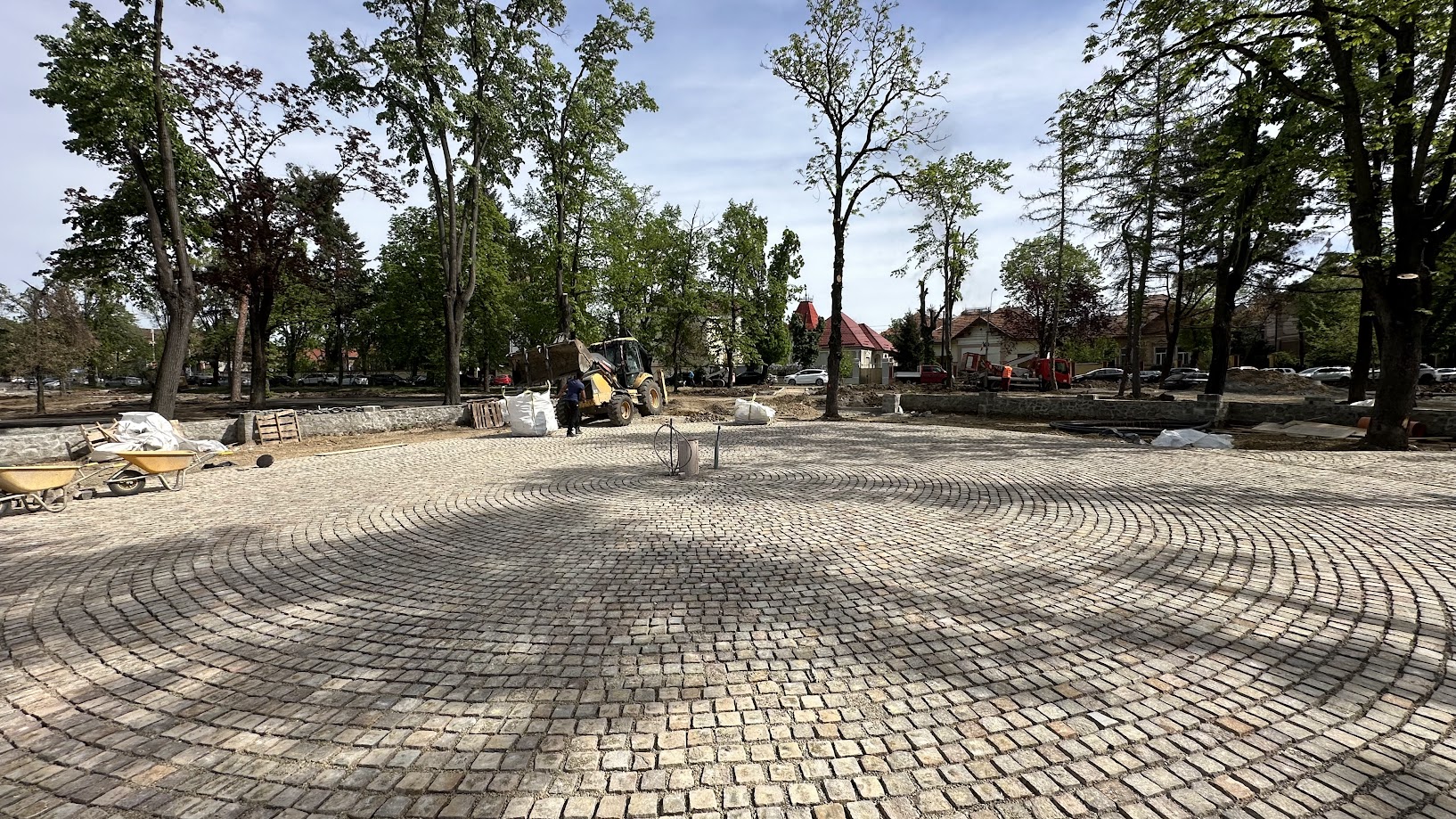 Continuă lucrările de reamenajare a Parcului Petőfi