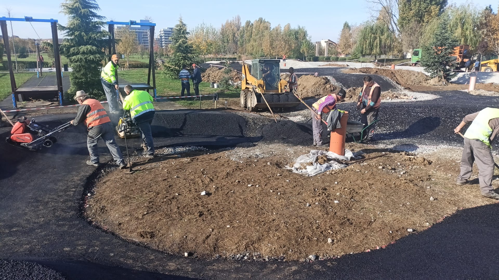 Se toarnă stratul suport la pista de pumptrack din Parcul Salca II