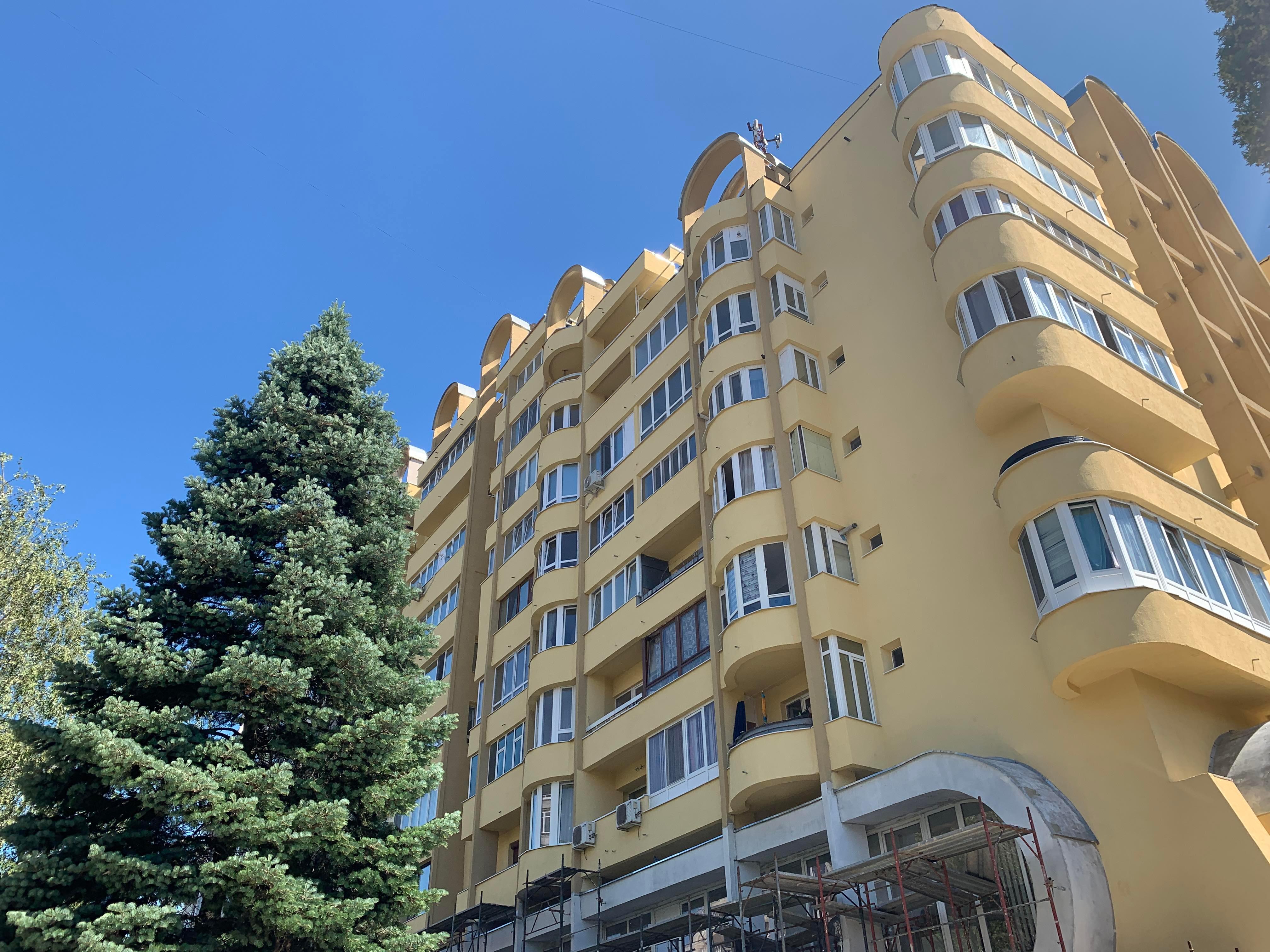 Se lucrează la reabilitarea termică a blocului 8 de pe Bulevardul Decebal din municipiul Deva