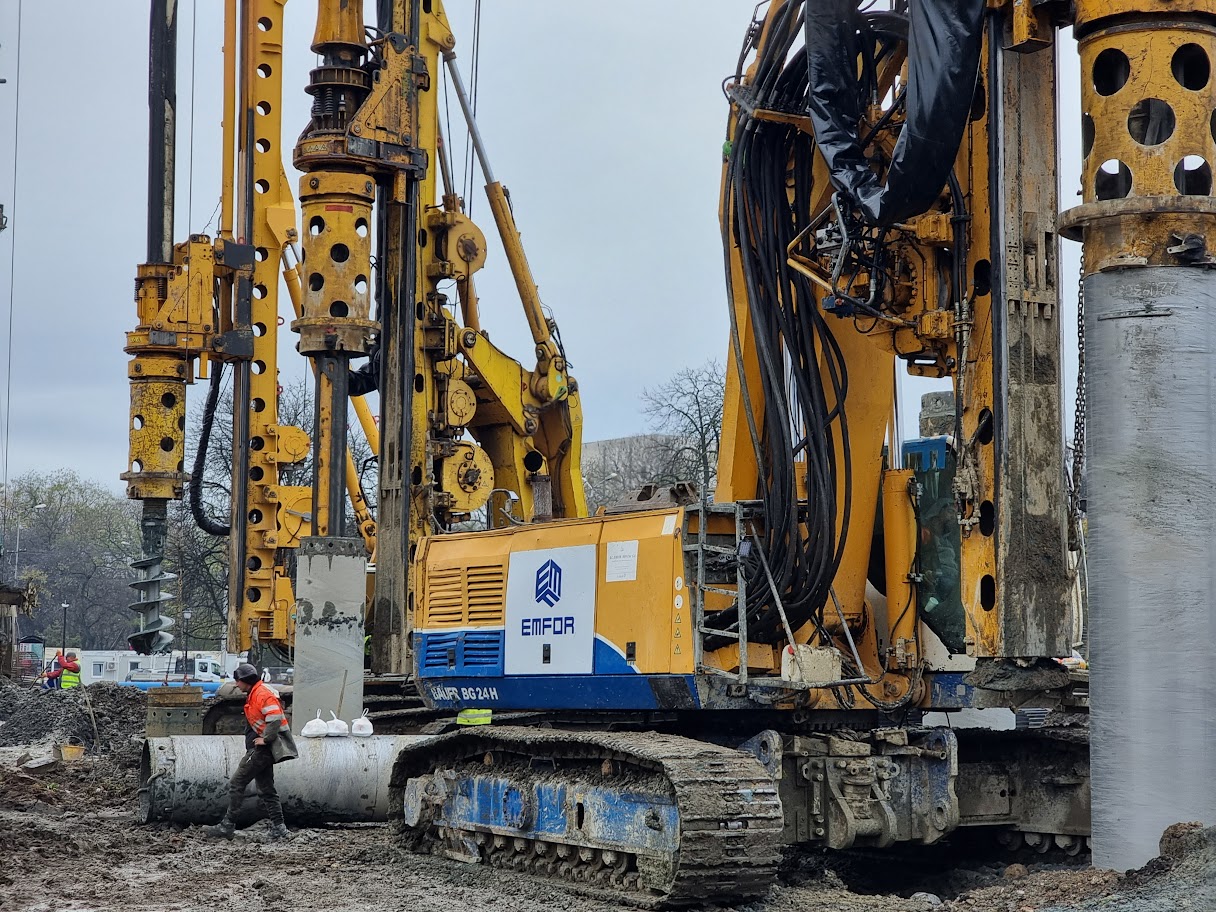 Aproape 1.100 de piloți au fost forați până acum la pasajele  subterane din Piața Gojdu