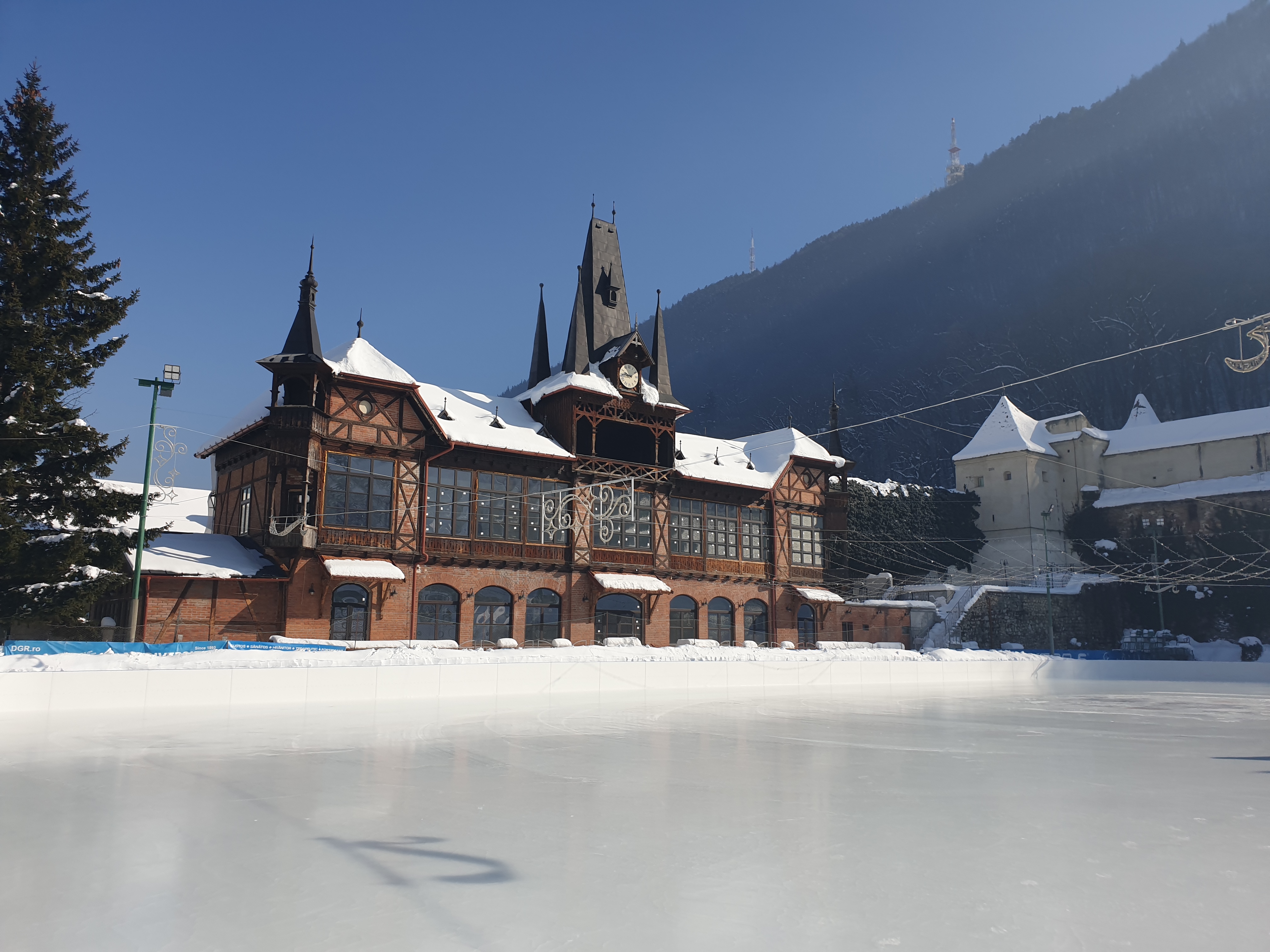 Patinoarul de la Baza sportivă Olimpia s-a deschis pentru publicul larg