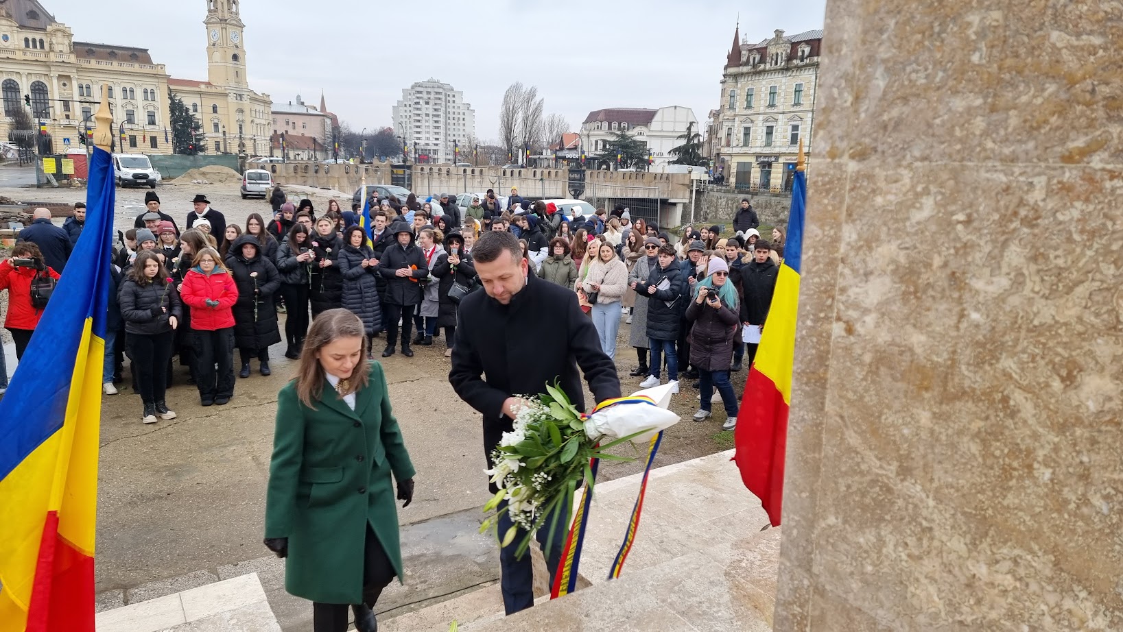 Oradea a sărbătorit Ziua Culturii Naționale. Primarul Florin Birta și viceprimarul Antonia Nica au depus un buchet de flori la  statuia poetului național