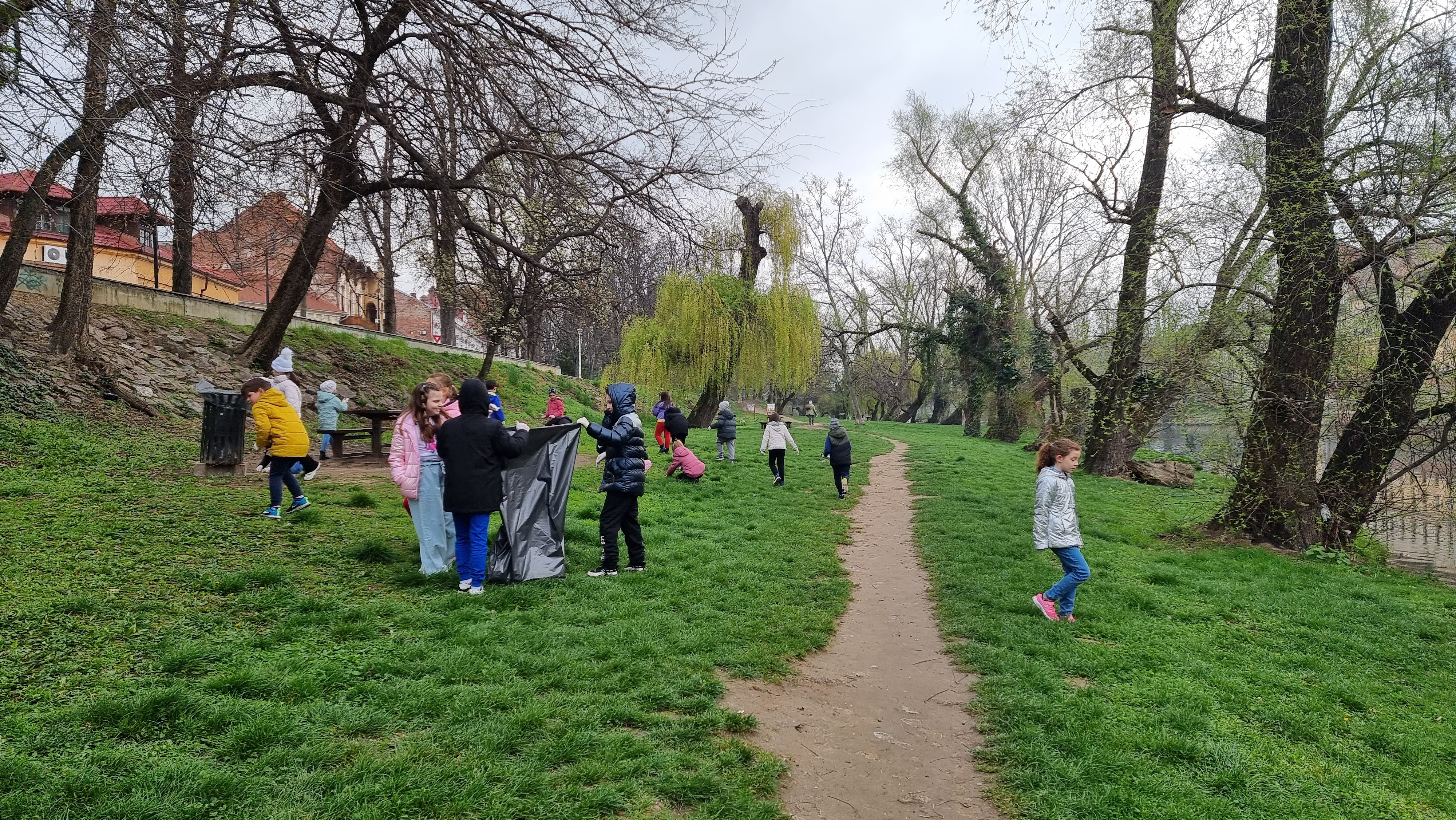 Elevii de la Școala N. Bălcescu au ecologizat malul Crișului  Repede