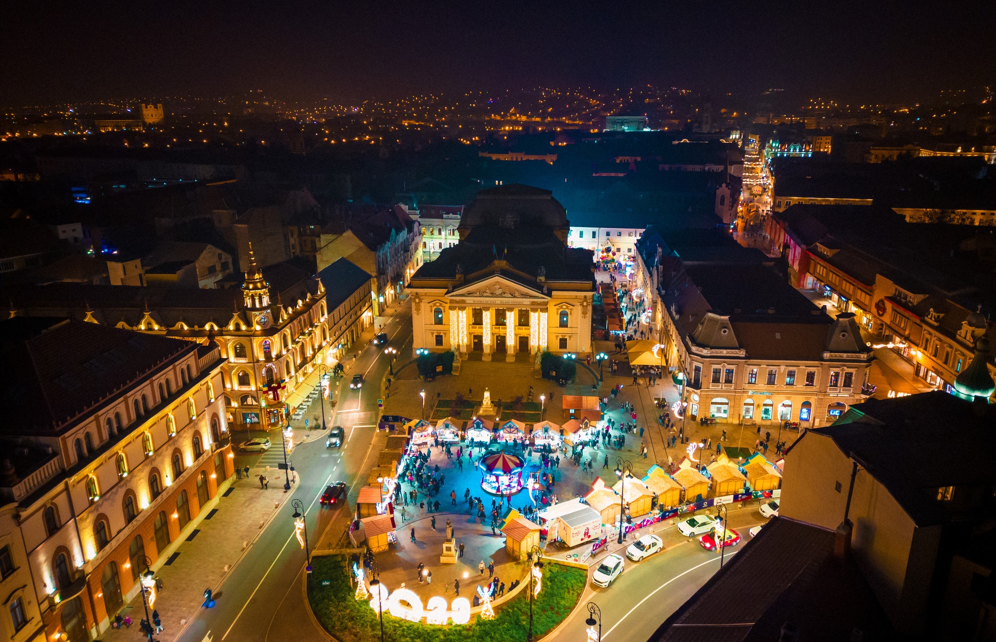 A început Târgul de Crăciun. Zeci de copii, alături de primarul  Florin Birta, au aprins iluminatul festiv