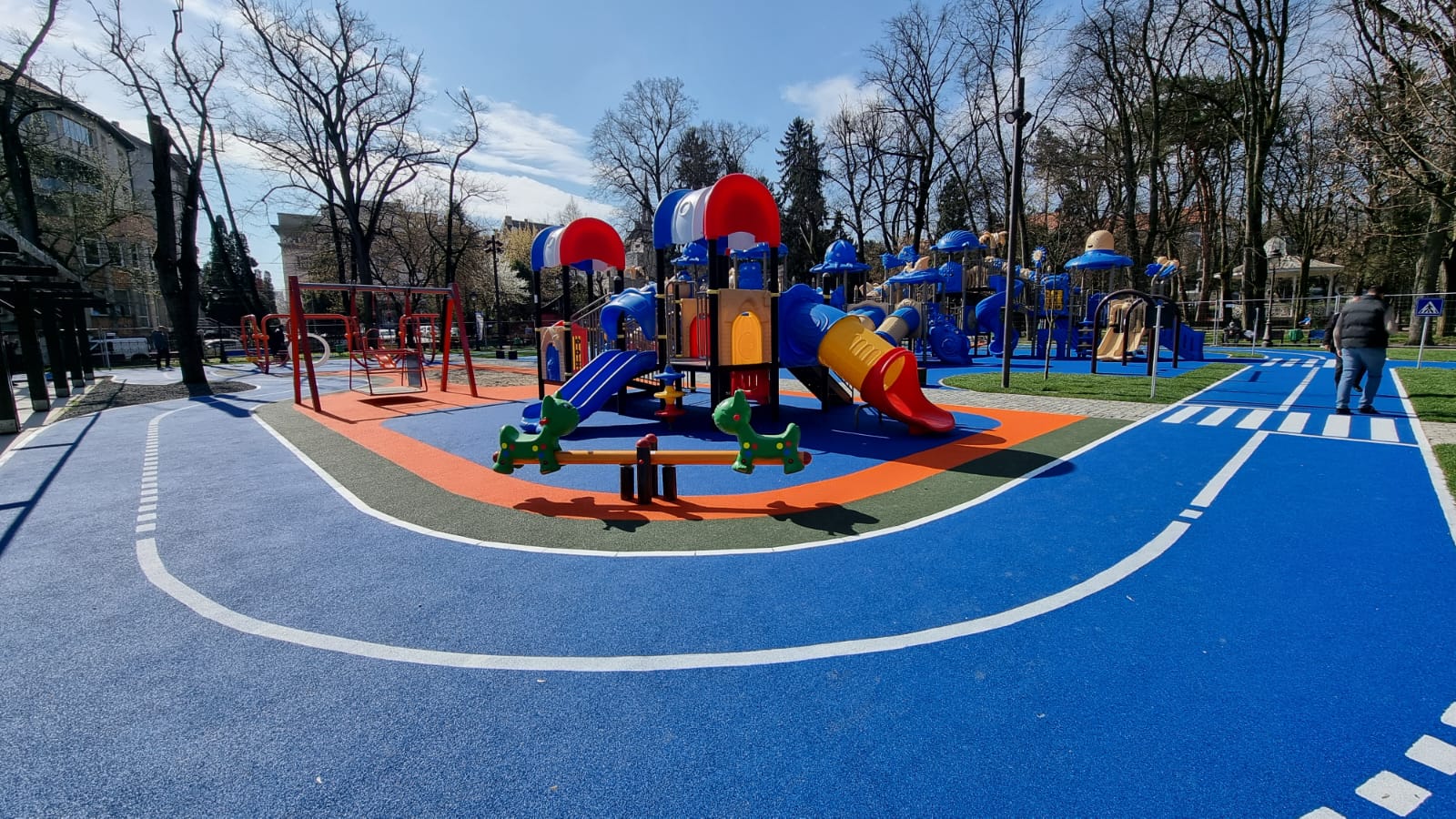 O atmosferă de poveste - Locul de joacă din Parcul ,,Cetate” Deva, complet modernizat, este deschis și funcțional începând de astăzi!