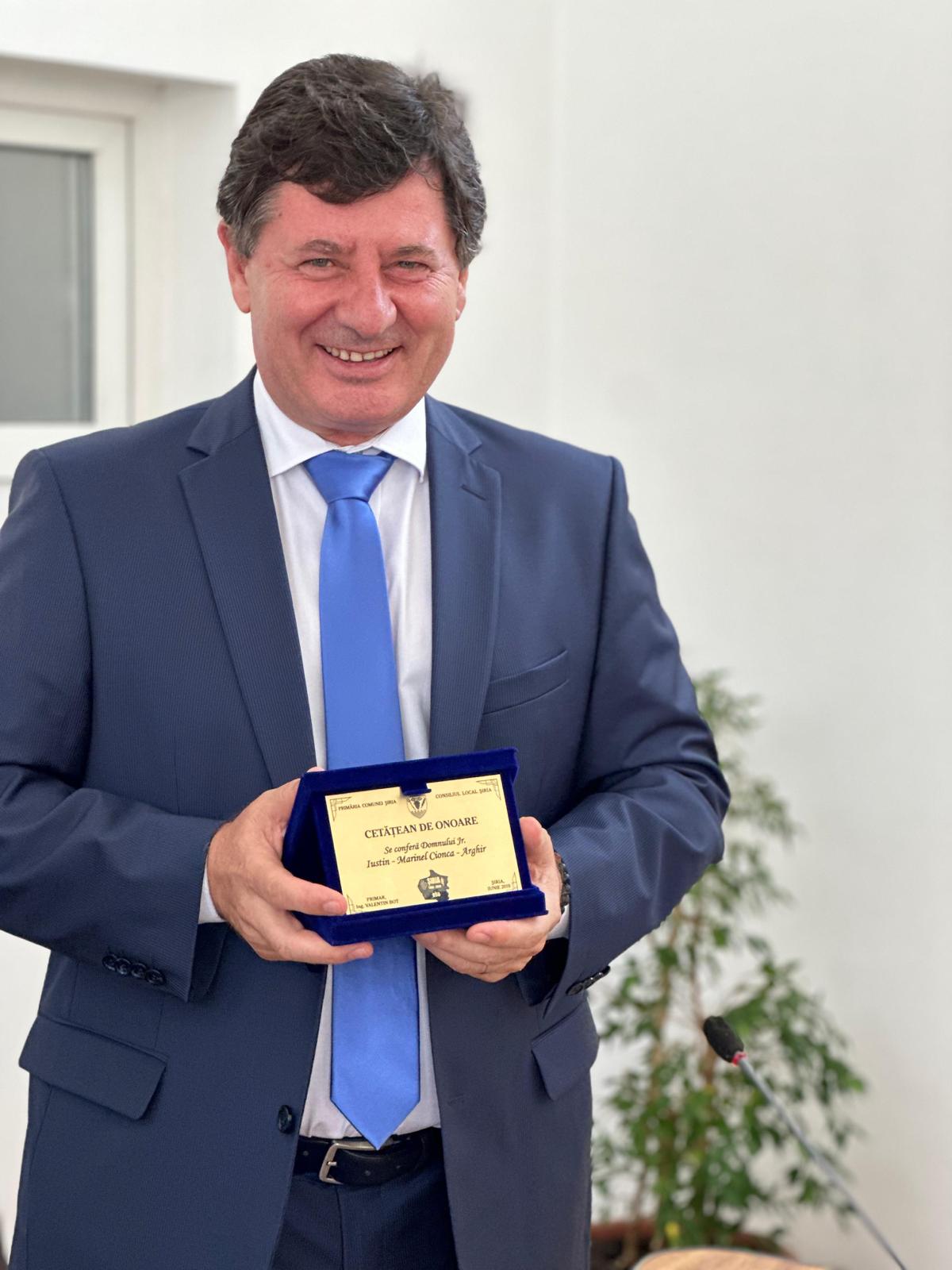 Iustin Cionca, președintele Consiliului Județean Arad, a primit astăzi placheta prin care a fost desemnat, în anul 2019, cetățean de onoare