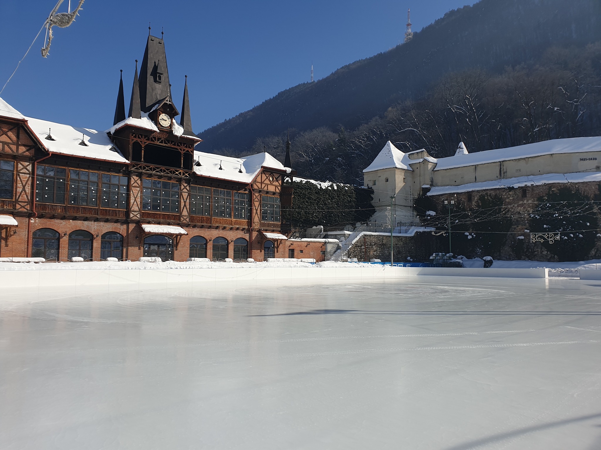 Patinoarul Olimpia de la poalele Tâmpei îşi deschide porţile în ajun de Moş Nicolae.