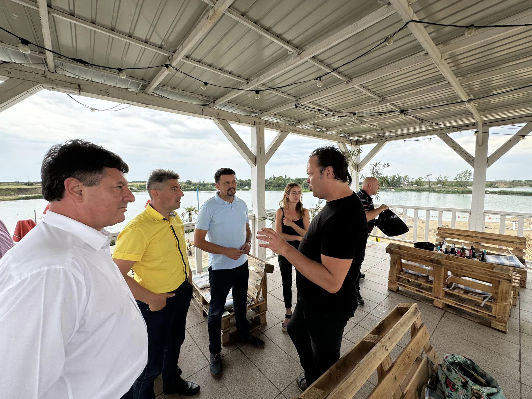 Jurnalistul britanic Charlie Ottley, a filmat miercuri în județul Arad