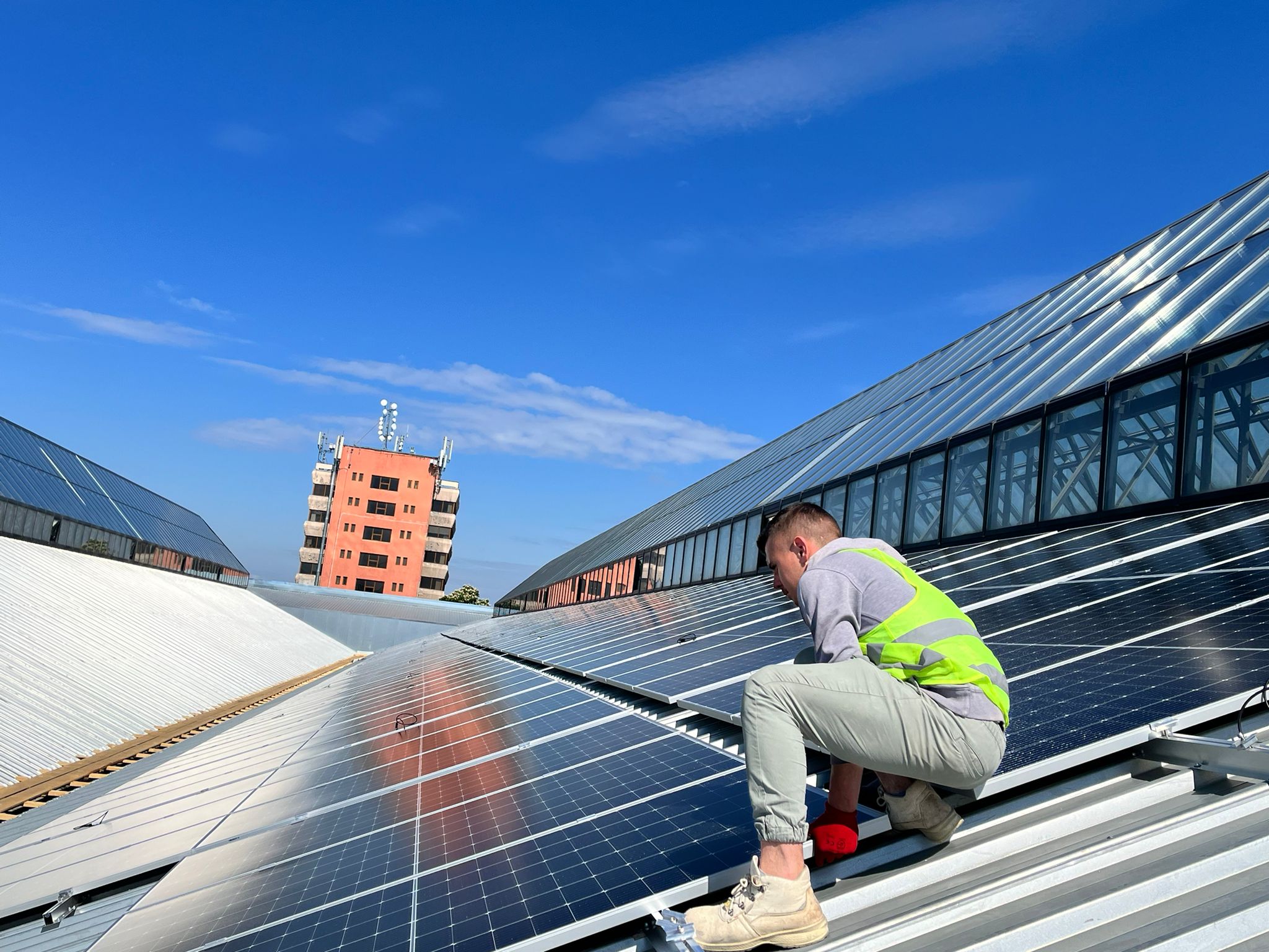 Primăria Sectorului 3 construiește un parc fotovoltaic gigant pe acoperișul halei istorice Laminor