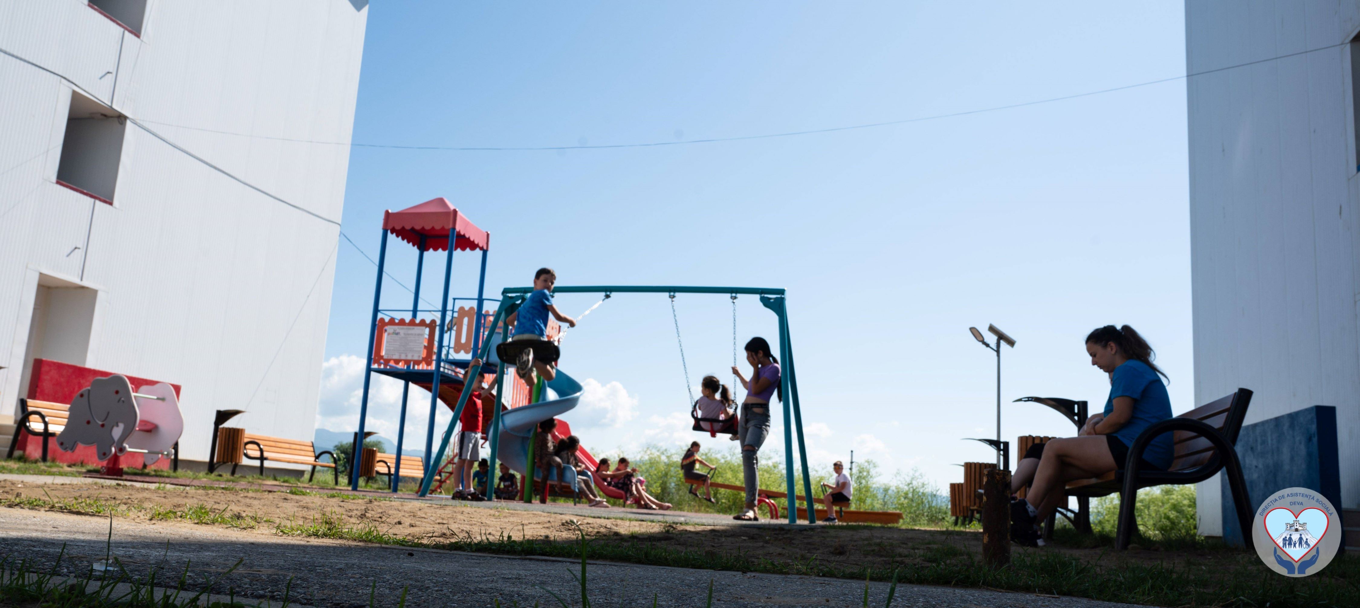 Bucurie pentru copiii din cartierul Grigorescu. S-au încheiat lucrările de amenajare a locului de joacă!