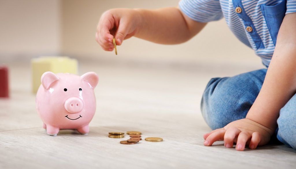 Alocație de stat pentru aproape 70 de copii născuți în străinătate, cu domiciliul în Deva - în 2023