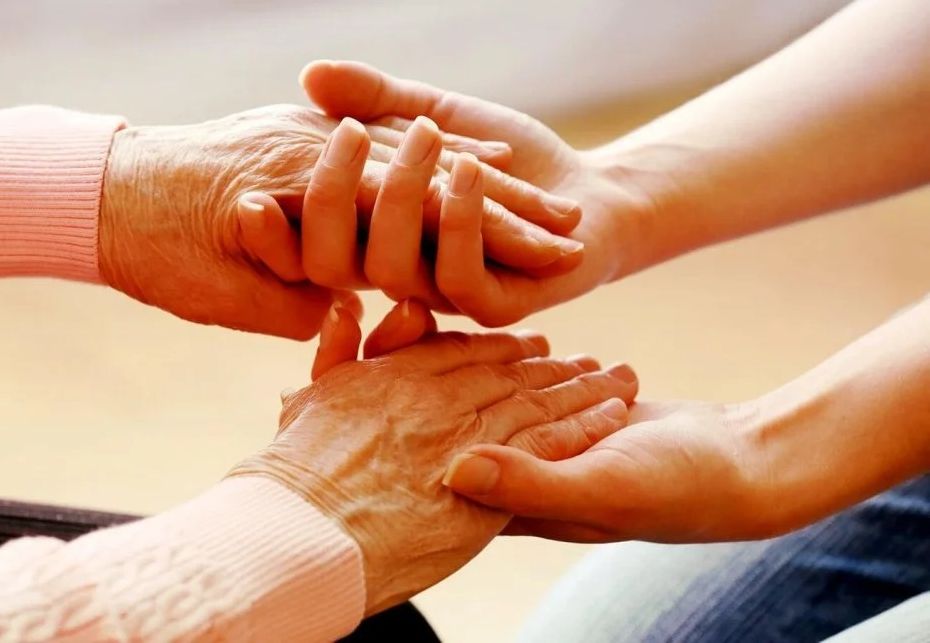 ÎNGRIJIRE LA DOMICILIU. Servicii GRATUITE pentru vârstnicii cu venituri de până la 1.281 de lei!