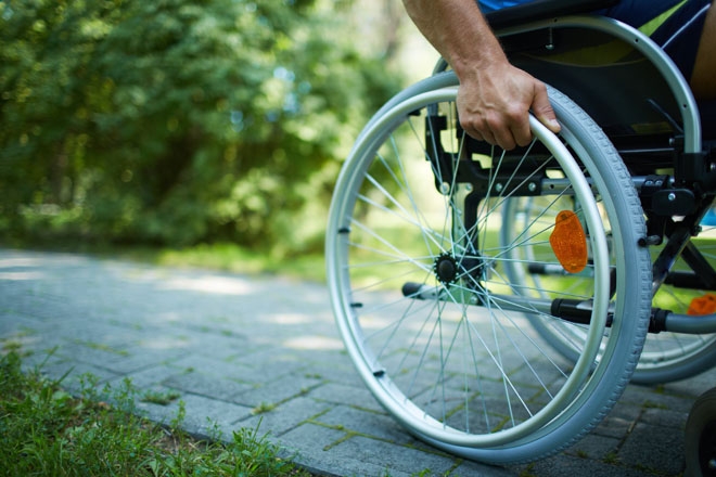 Crește salariul asistenților personali și indemnizația lunară pentru persoane cu handicap grav