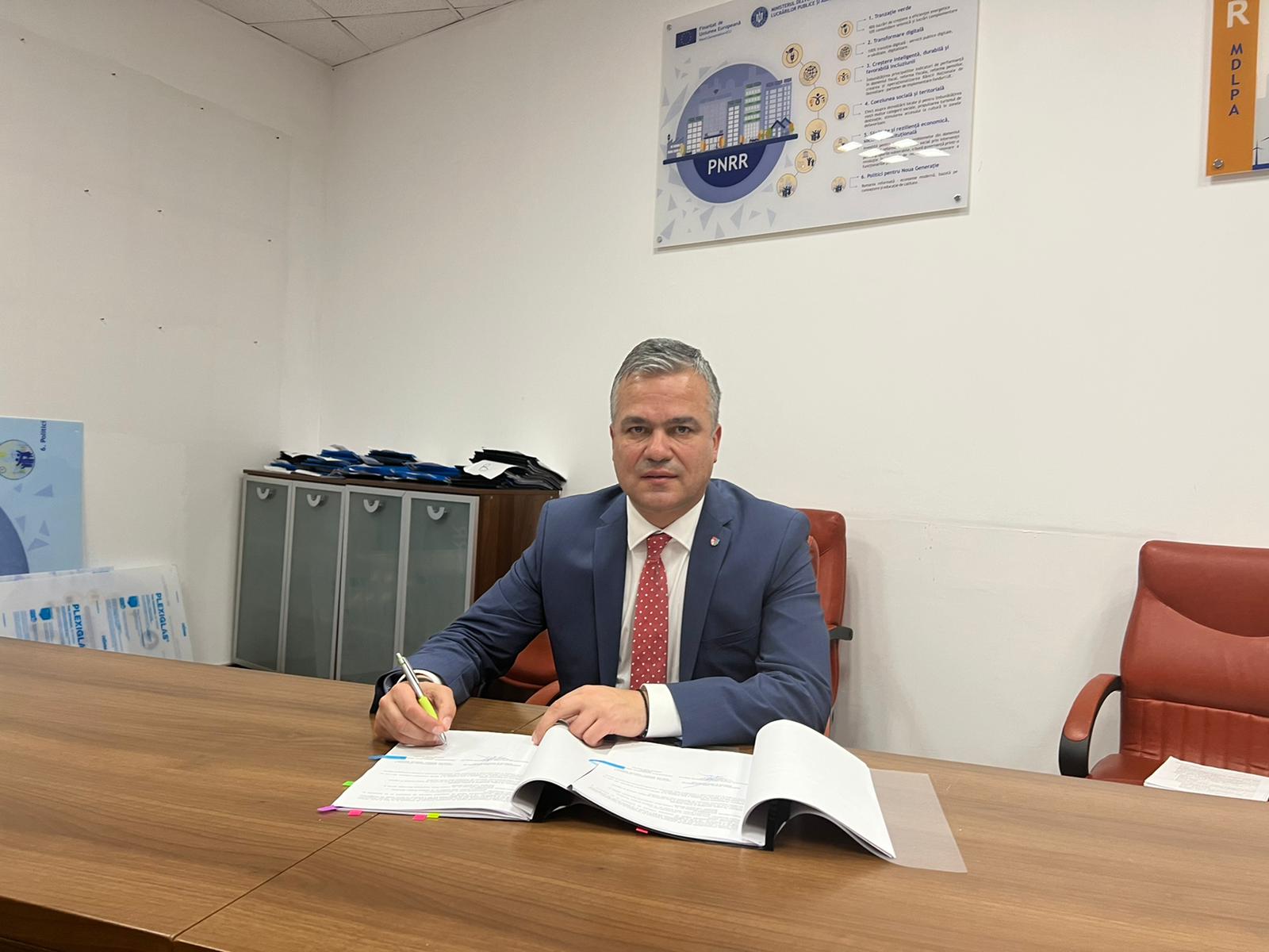 Adrian-Ioan Veştea, a semnat contractul de finanţate pentru proiectul „Creșterea eficienței energetice a clădirii Spitalului Clinic de Urgență pentru Copii Brașov”