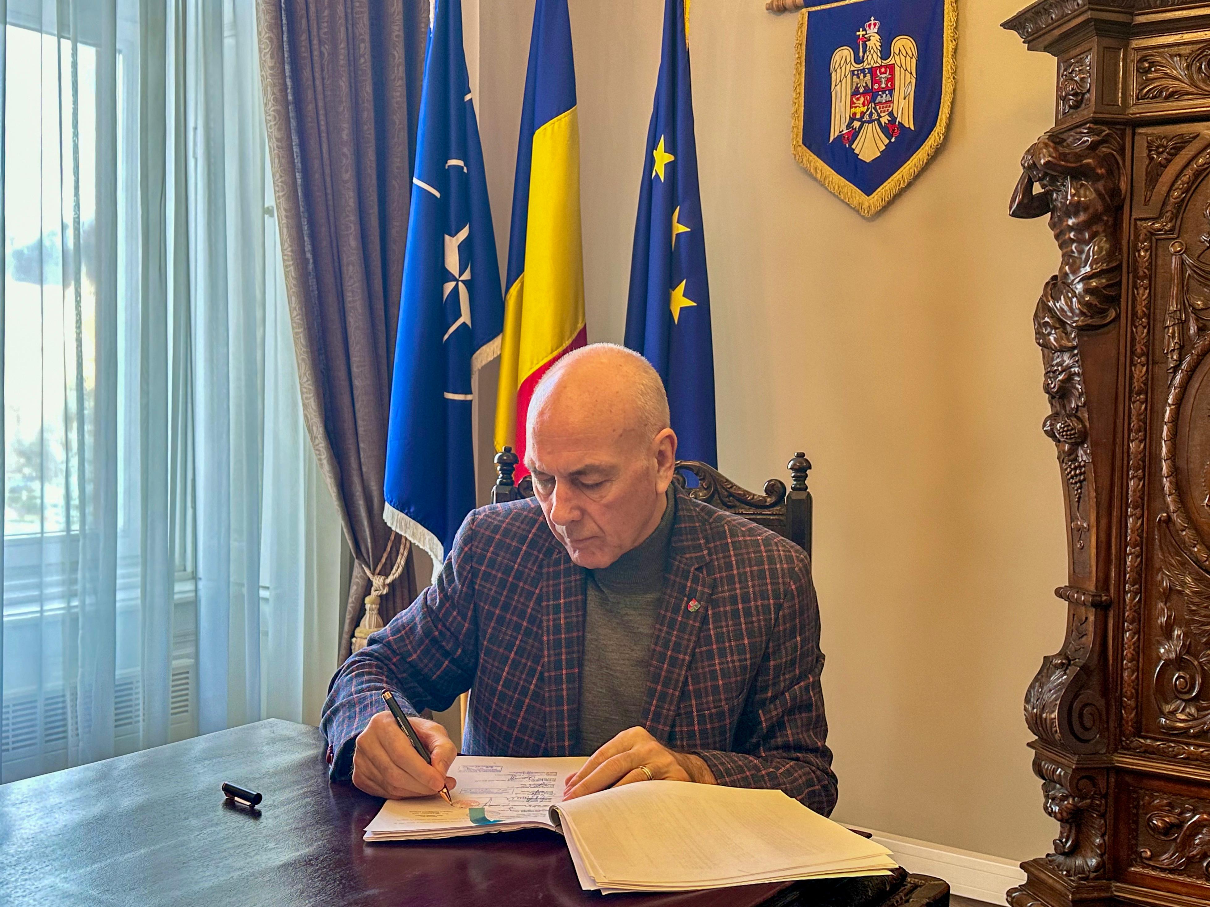 Todorică-Constantin Şerban, a semnat contractul de finanţare pentru proiectul cu fonduri europene „Terapie intensivă neonatală