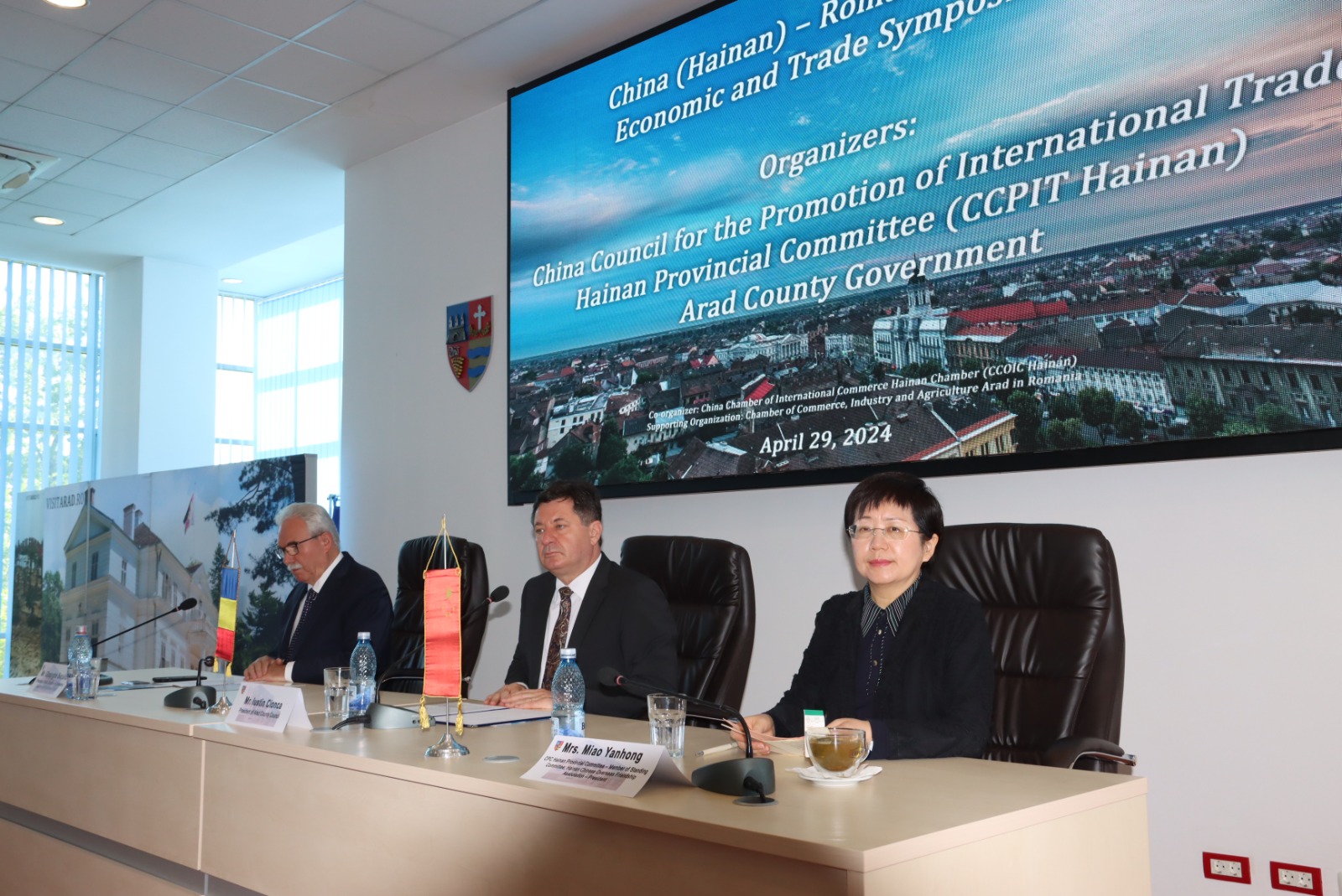 Două delegații din Provincia Hainan (Republica Populară Chineză) au fost primite astăzi de președintele Consiliului Județean Arad, Iustin Cionca