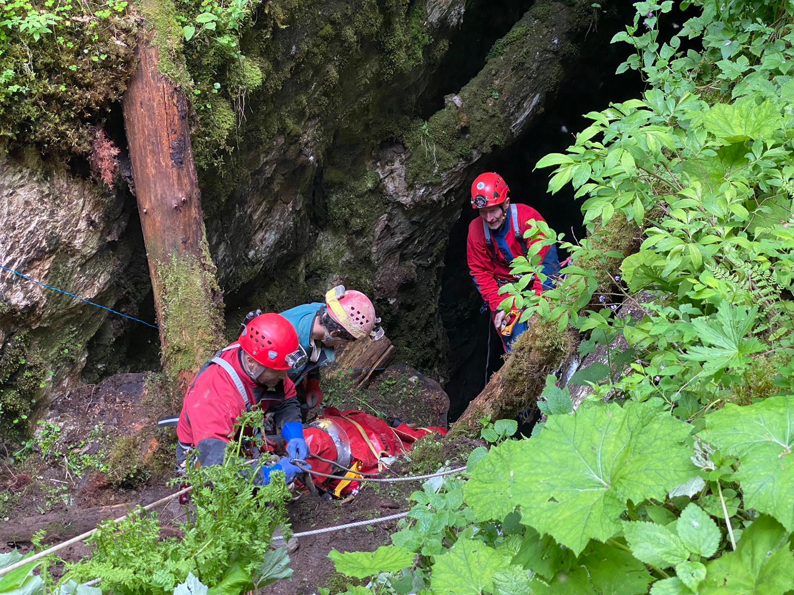 Amplu exercițiu de salvare din peșteră în Avenul cu spinare
